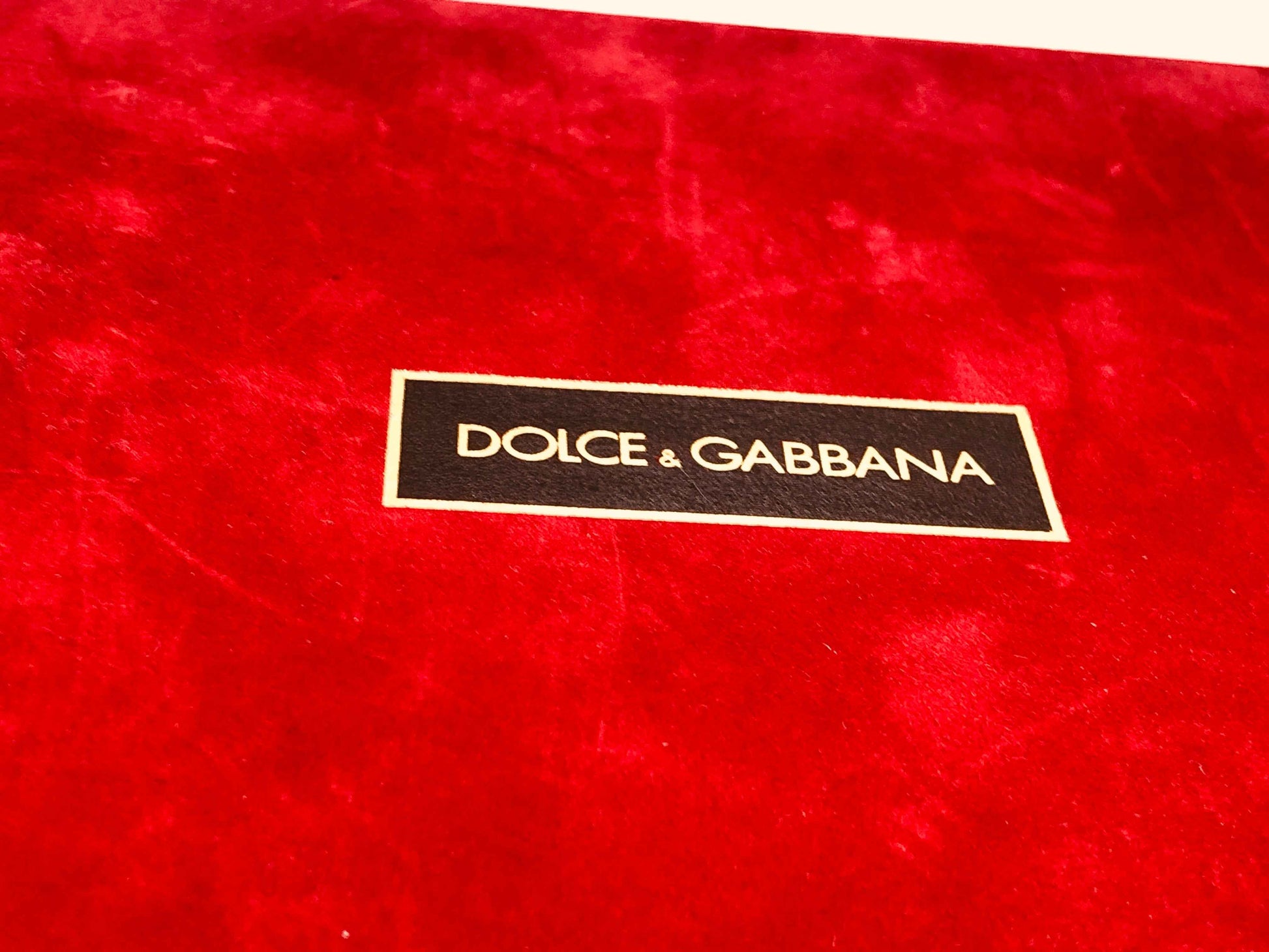 Scatola rossa elegante del profumo Dolce & Gabbana Red Vintage con logo distintivo in rilievo