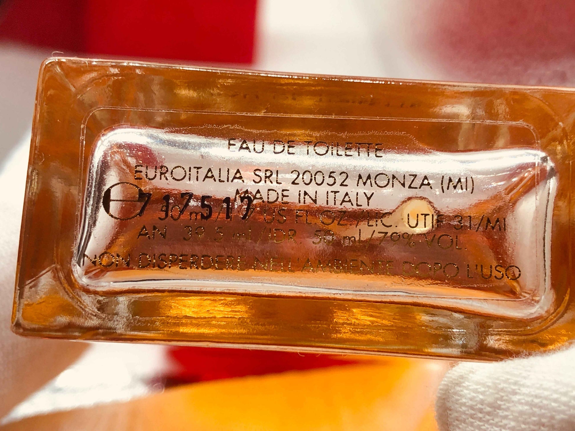 Flacone di Profumo Dolce & Gabbana Red Vintage con etichetta e dettagli in evidenza