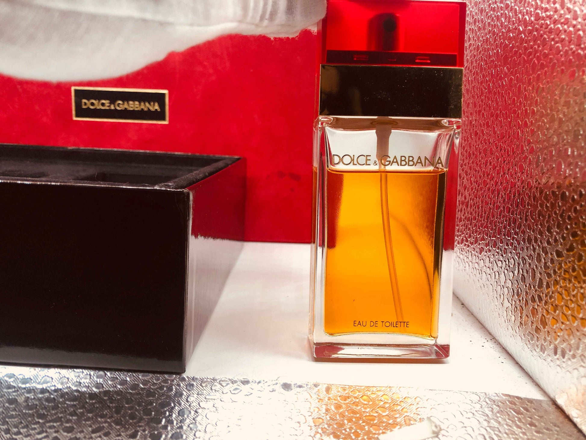 Flacone di profumo Dolce & Gabbana Red Vintage con design elegante e colore dorato