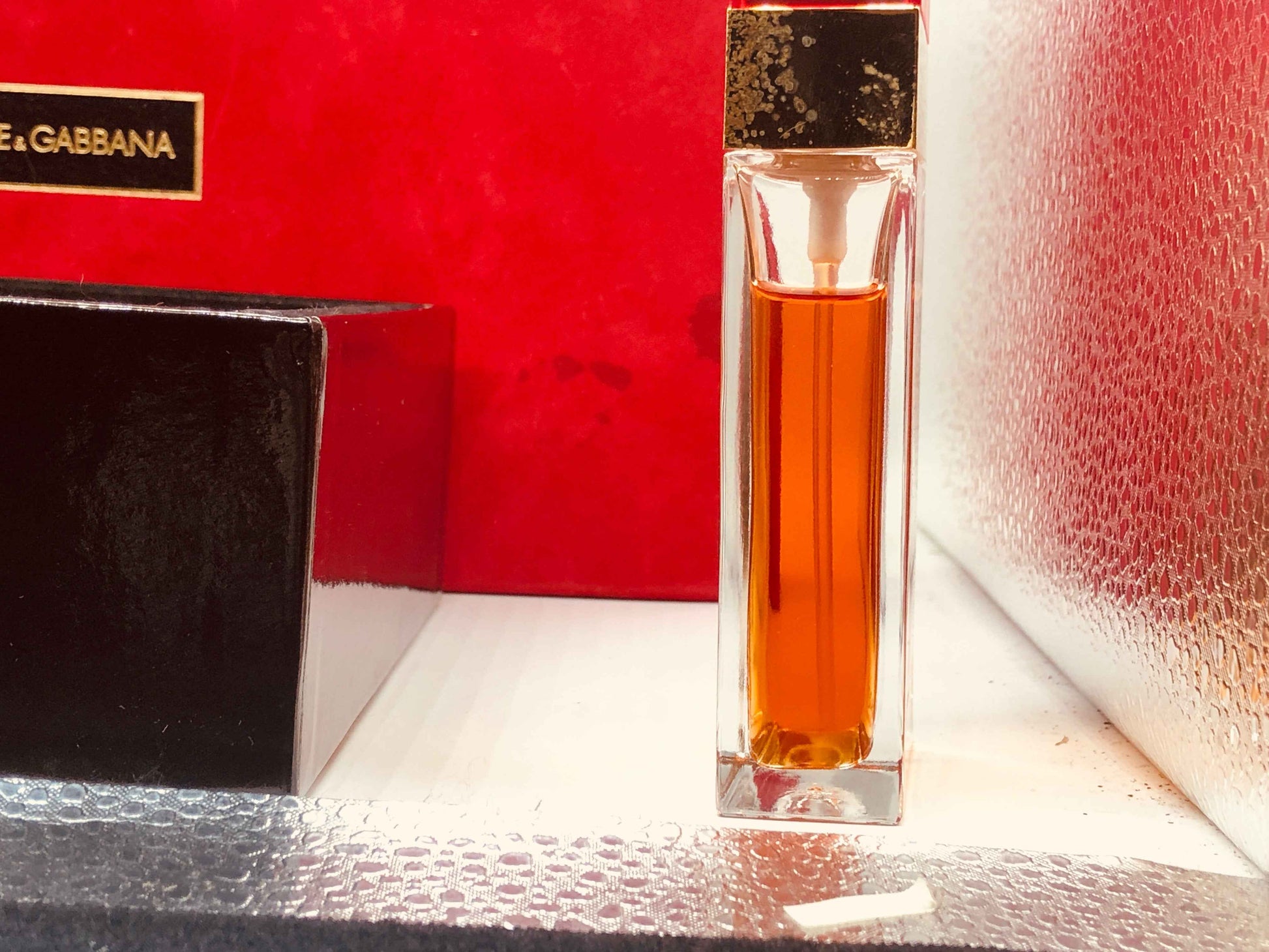 Profumo Dolce & Gabbana Red Vintage in bottiglia elegante con design sofisticato e fragranza intensa