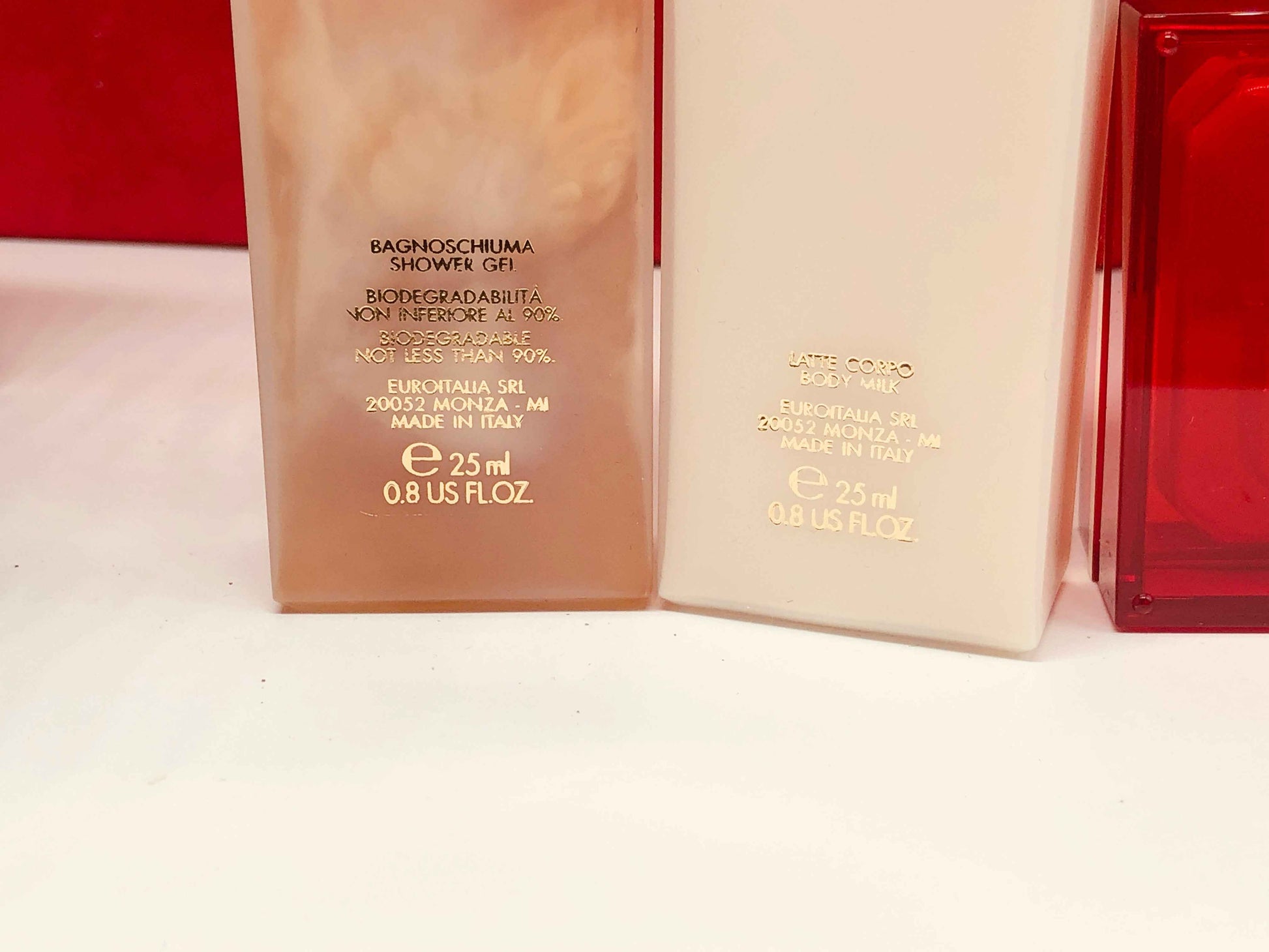 Bottiglie di bagnoschiuma Dolce & Gabbana con etichetta bio e capacità di 25 ml, Profumo Dolce & Gabbana Red Vintage