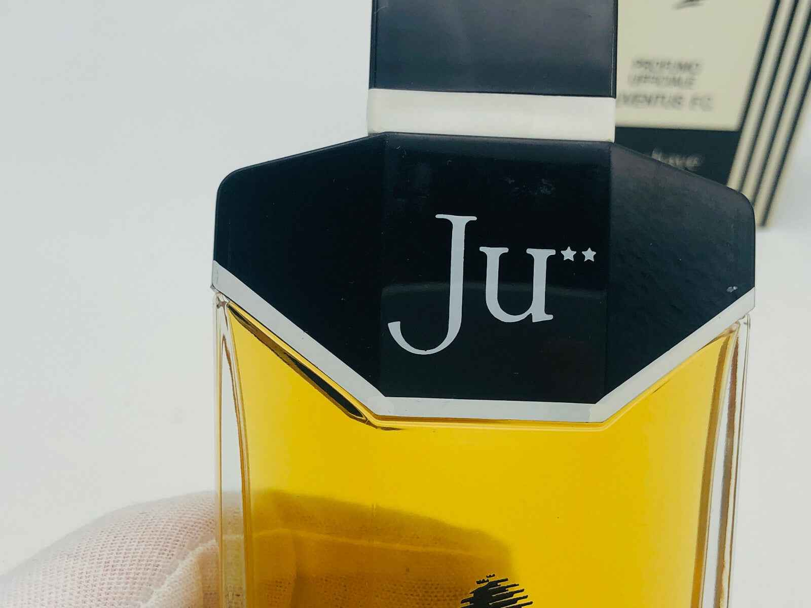 Dopobarba Ju Ufficiale Juventus con profumo fresco in flacone elegante e moderno