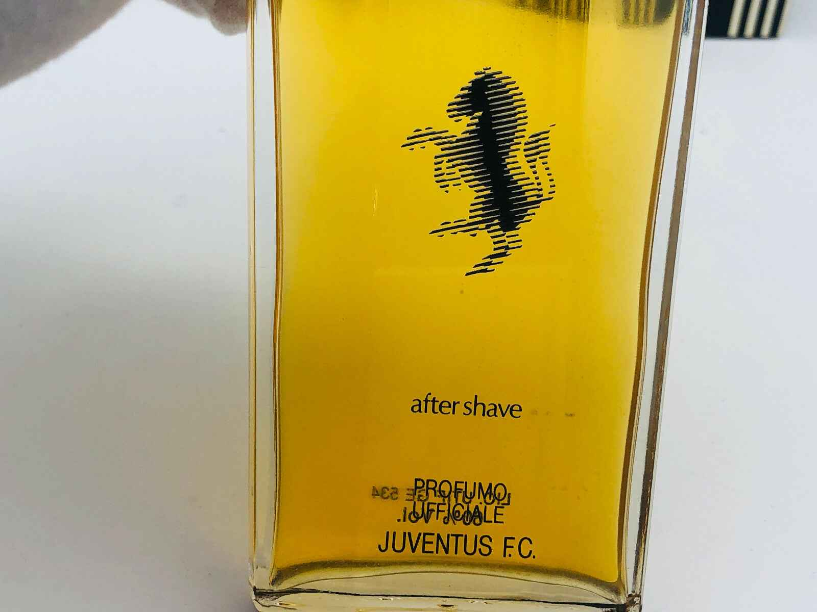 Dopobarba Ju Ufficiale Juventus in flacone giallo con logo della squadra sul design