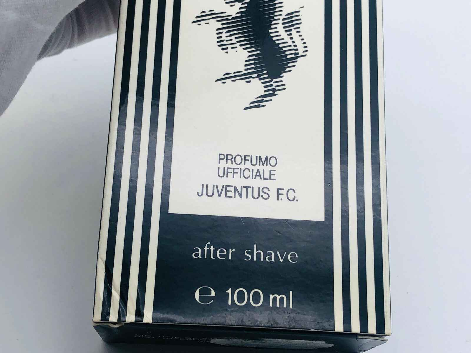 Dopobarba Ju Ufficiale Juventus in confezione nera da 100 ml per tifosi della Juventus