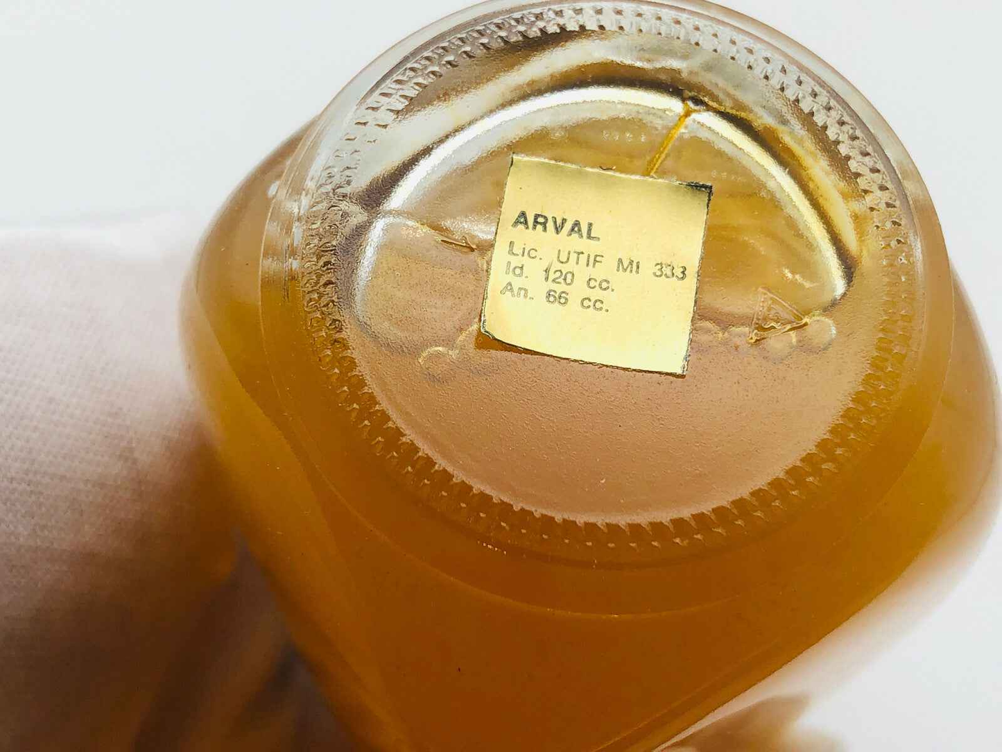 Bottiglia di profumo Ductor Pour Homme con etichetta Arval sul fondo da 120 cc
