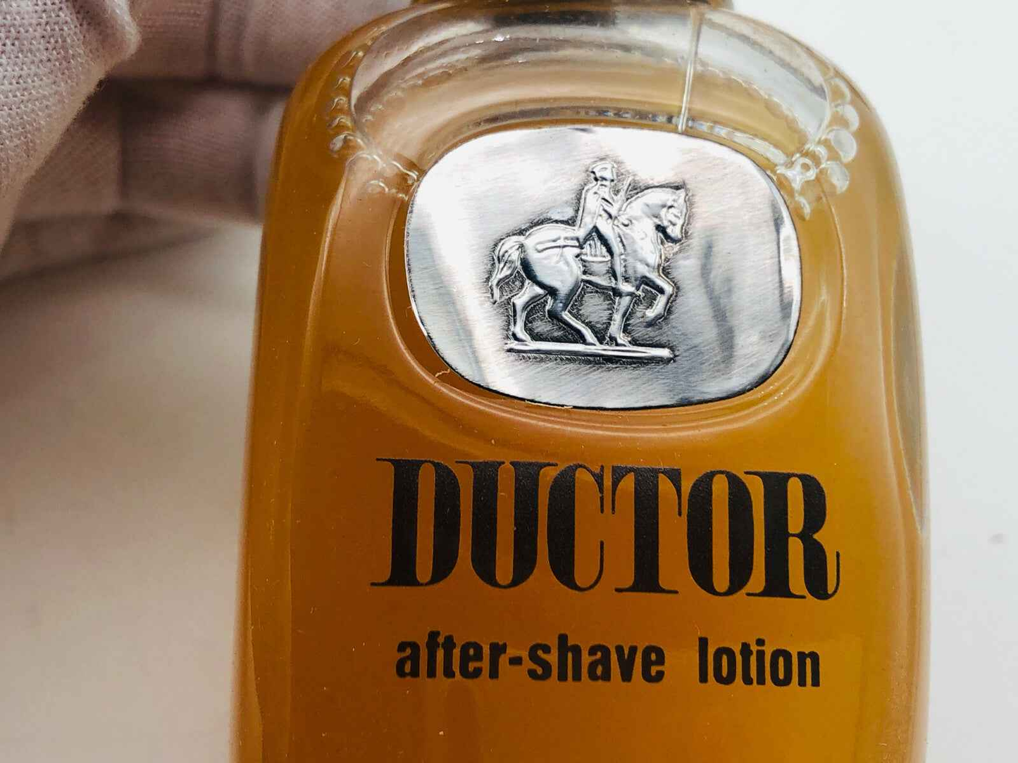 Flacone di lozione dopobarba Ductor Pour Homme con logo elegante e tappo argentato