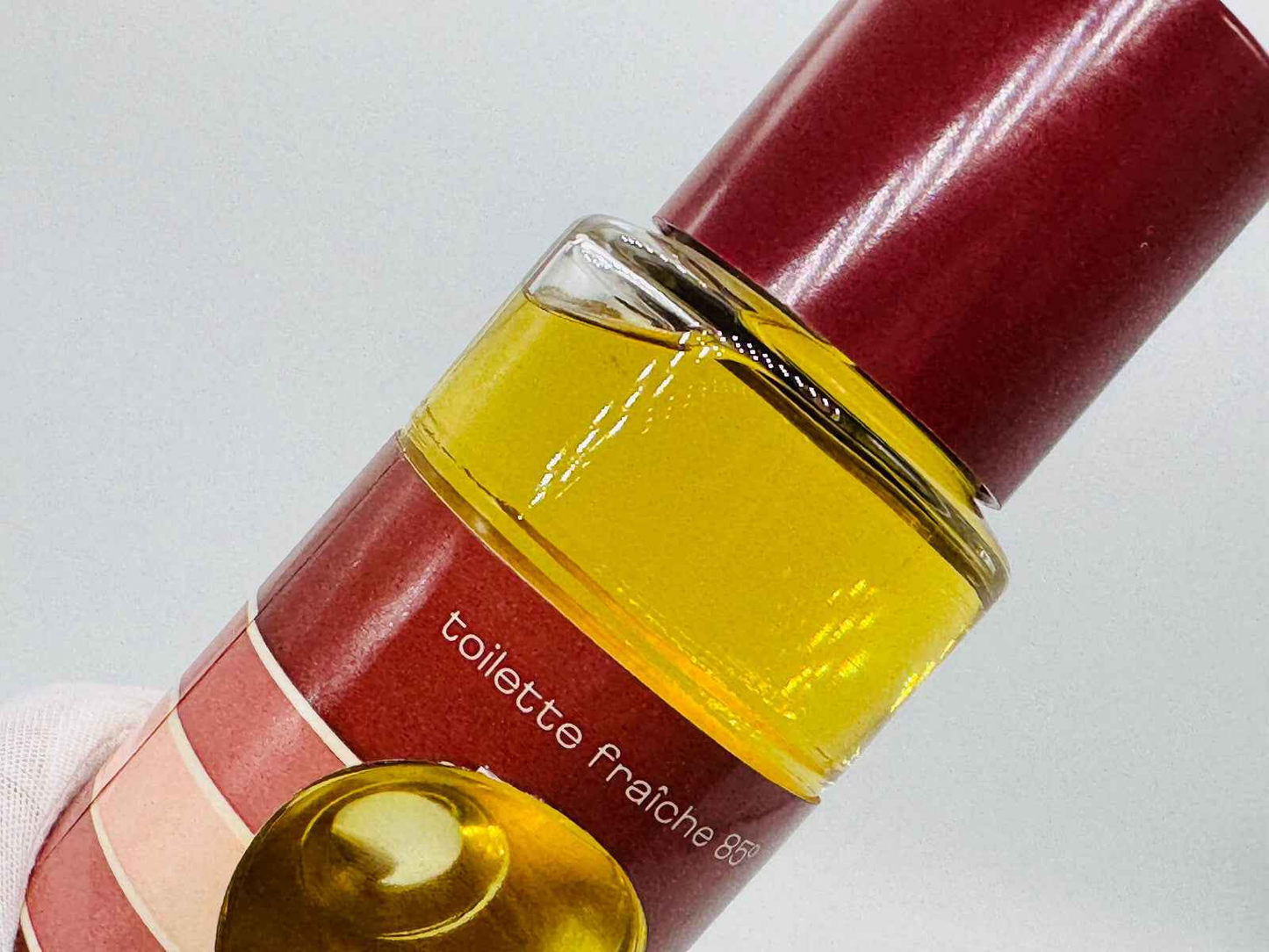 Flacone di Eau Folle Laroche Vintage con etichetta elegante e profumo giallo chiaro