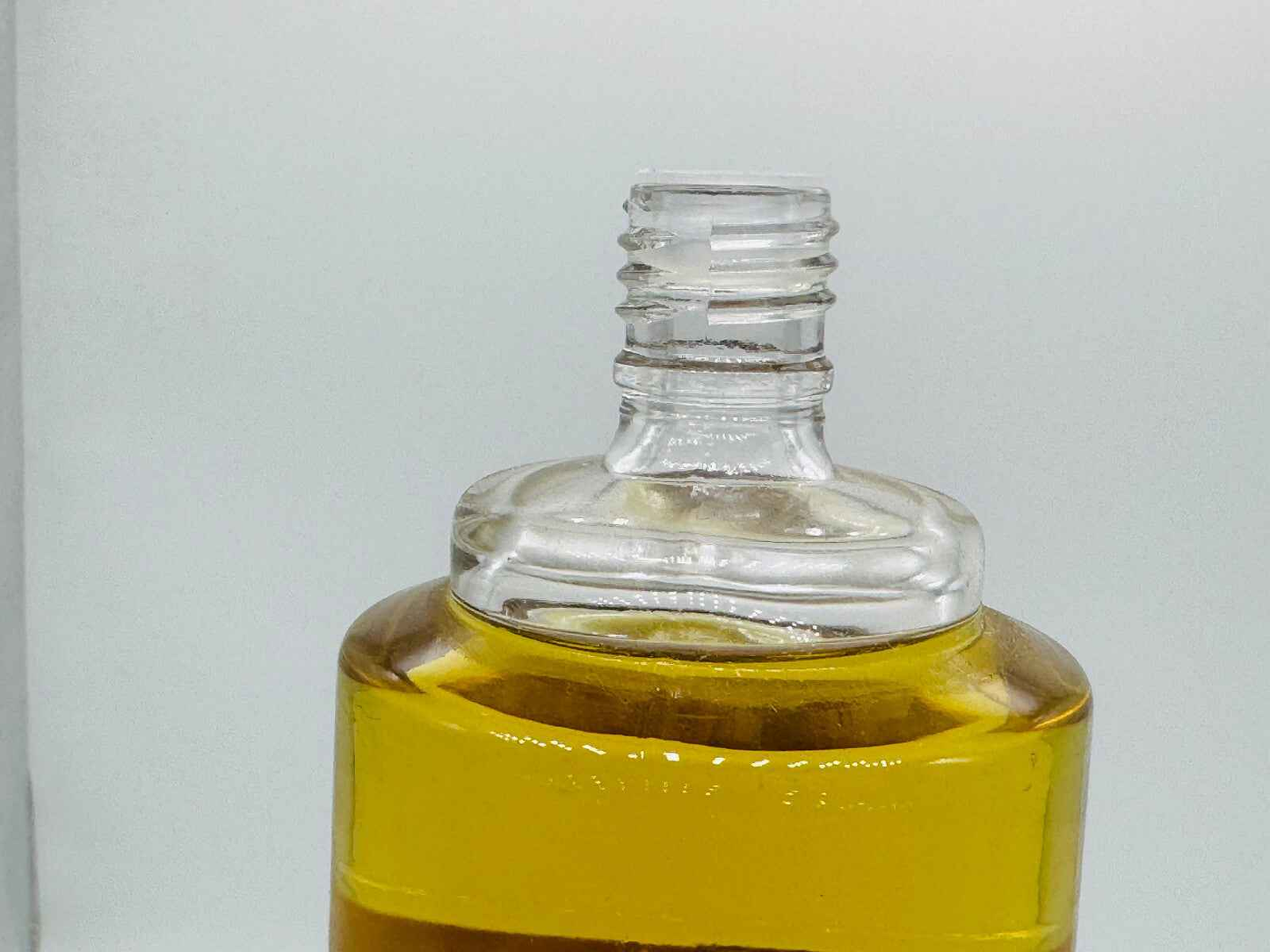 Flacone di profumo Eau Folle Laroche Vintage con tappo in vetro e liquido dorato