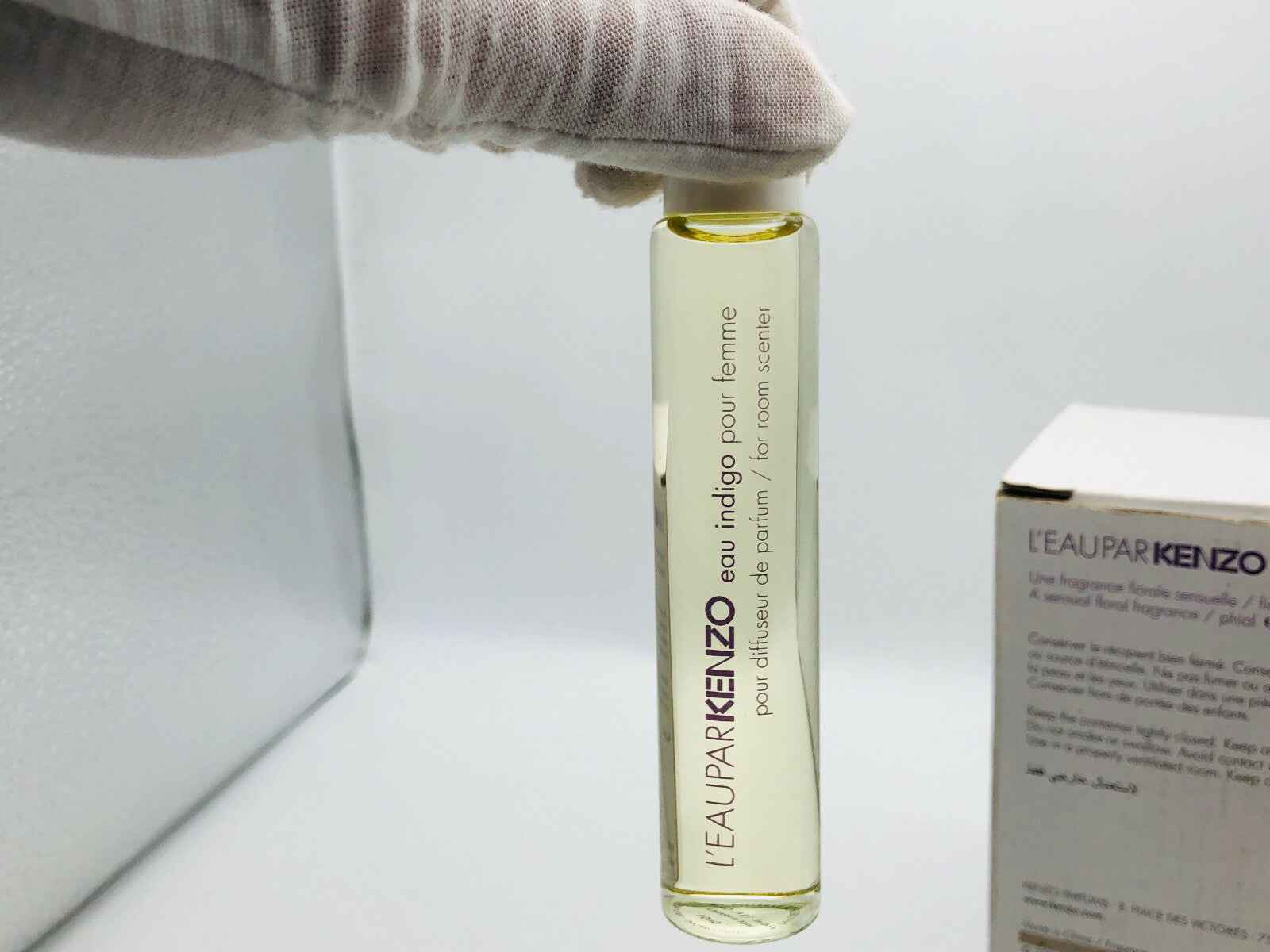 Flacone di L'Eau Par Kenzo Indingo Femme in formato viaggio con aroma fresco e floreale.
