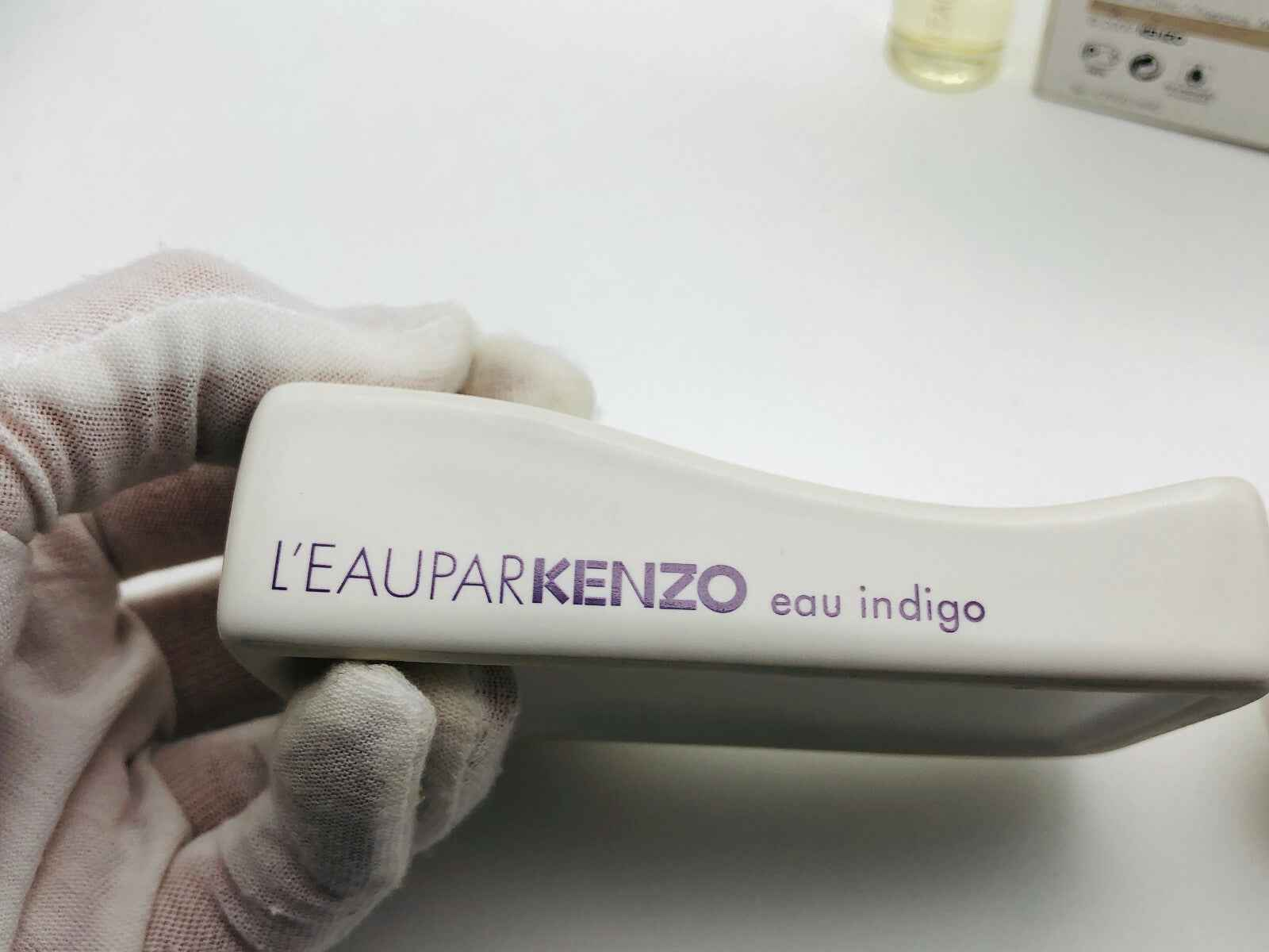 Flacone di profumo L'Eau Par Kenzo Indingo Femme con design elegante e moderno