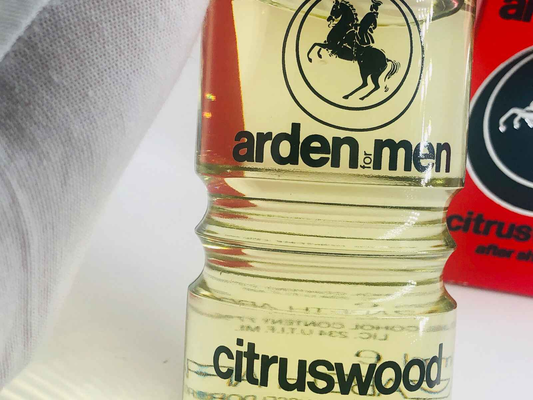 Profumo Elizabeth Arden Citruswood da uomo in flacone trasparente con etichetta distintiva