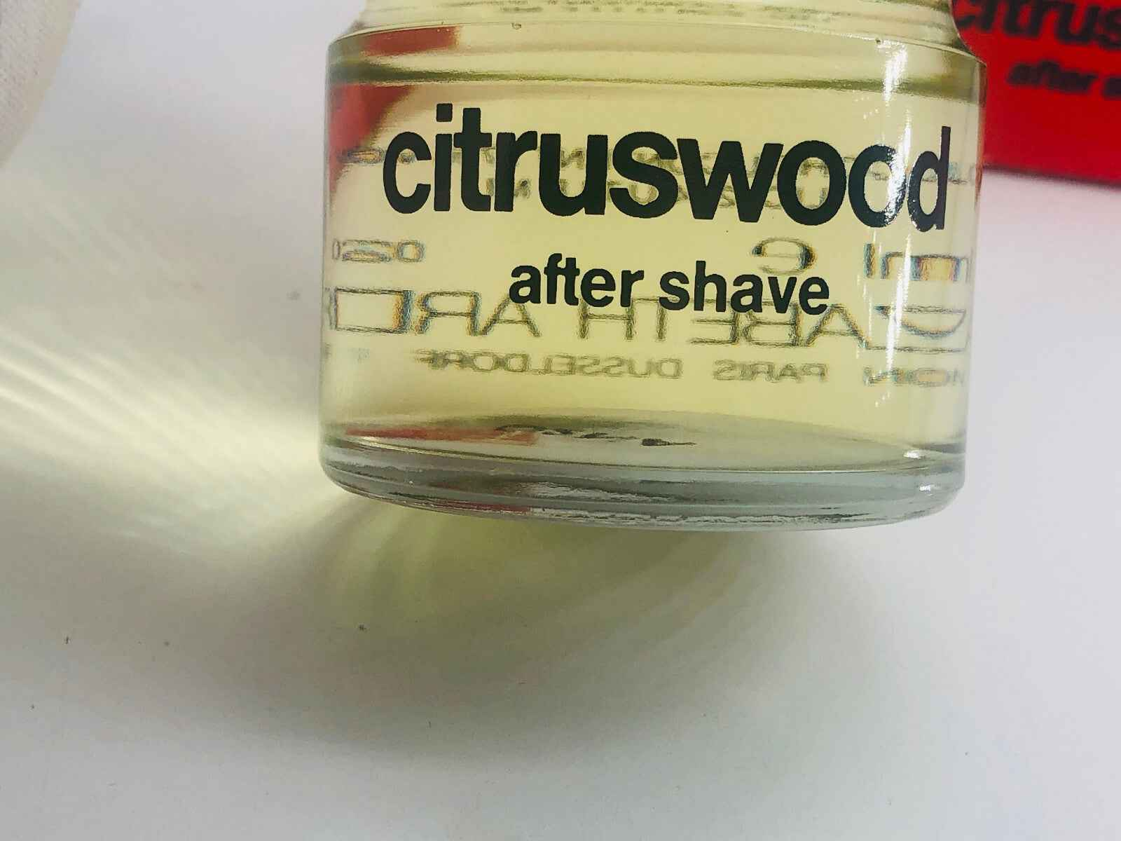 Elizabeth Arden Citruswood after shave in un flacone trasparente, con etichetta nera e design elegante
