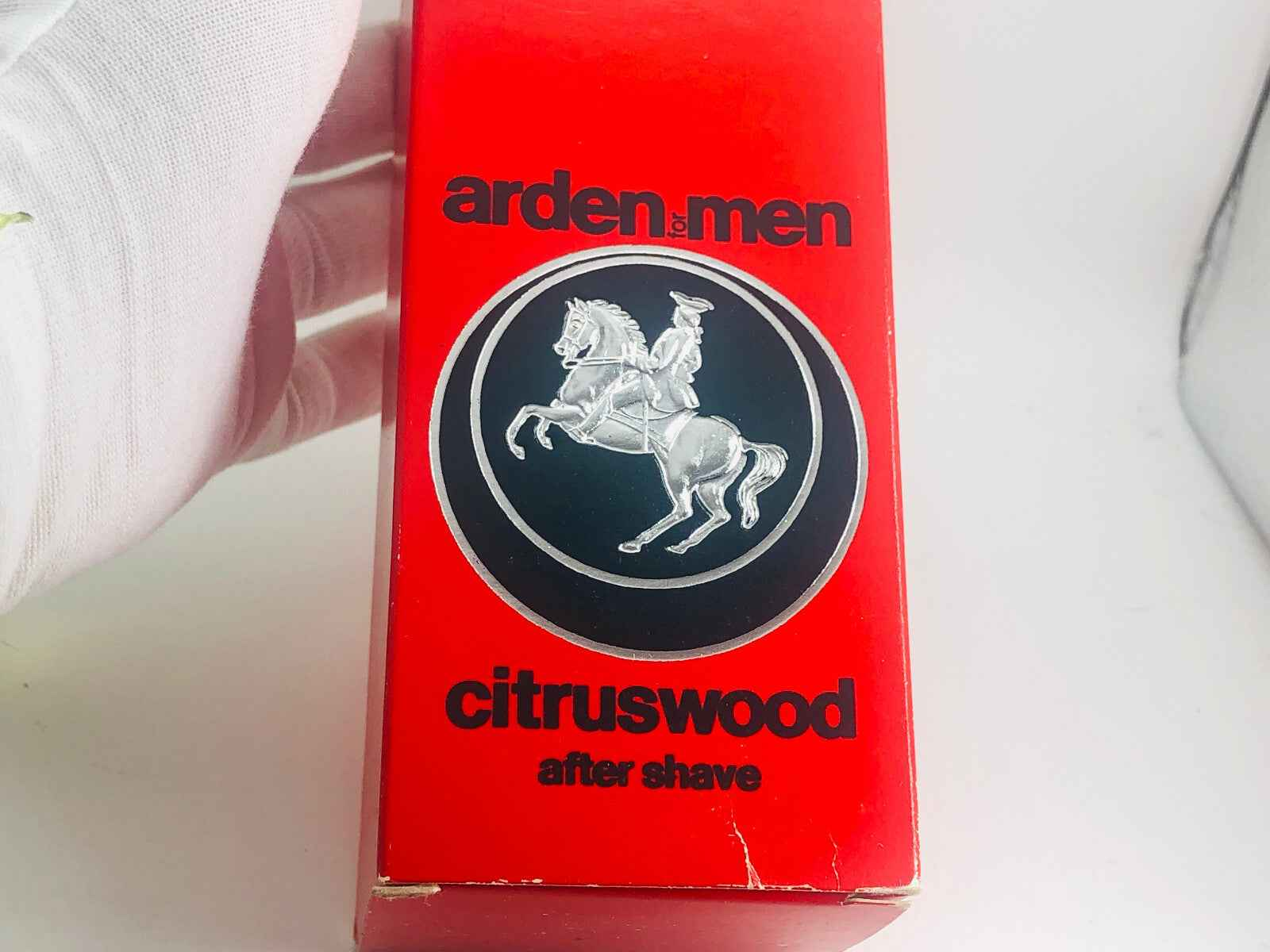 Packaging di Elizabeth Arden Citruswood after shave con logo di cavallo e design rosso