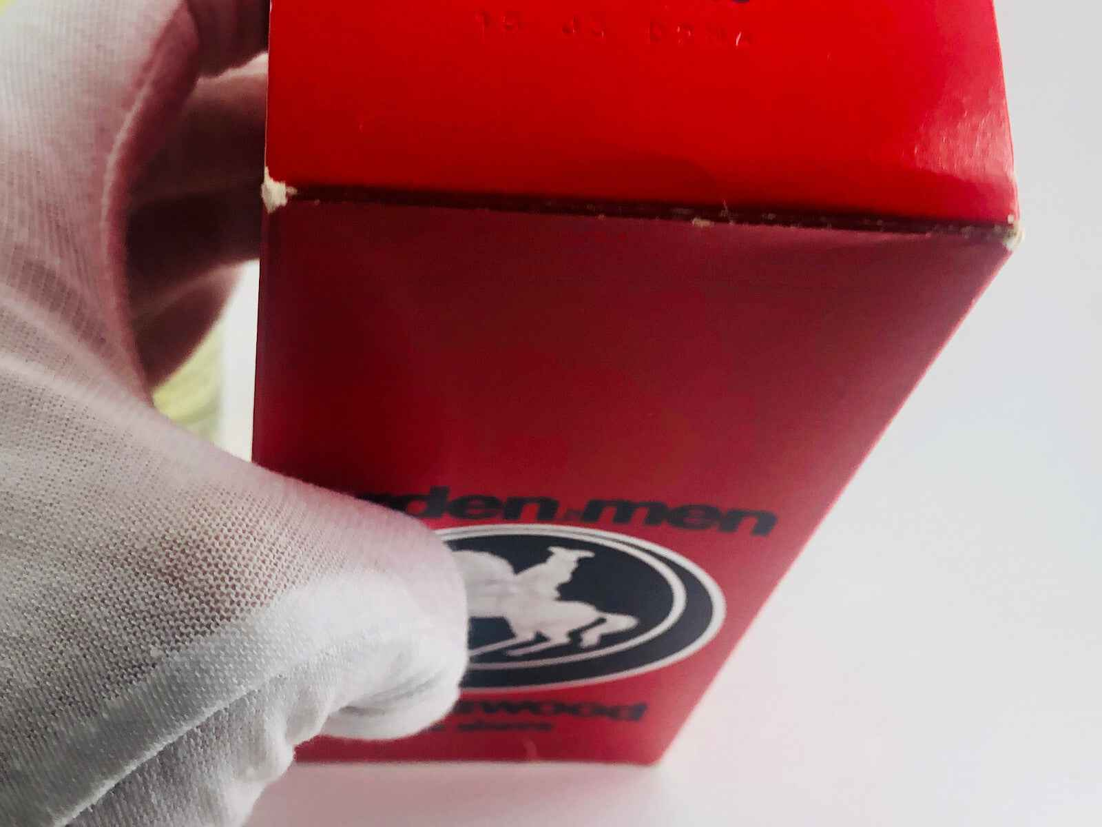 Scatola rossa di profumo Elizabeth Arden Citruswood con logo distintivo per uomini