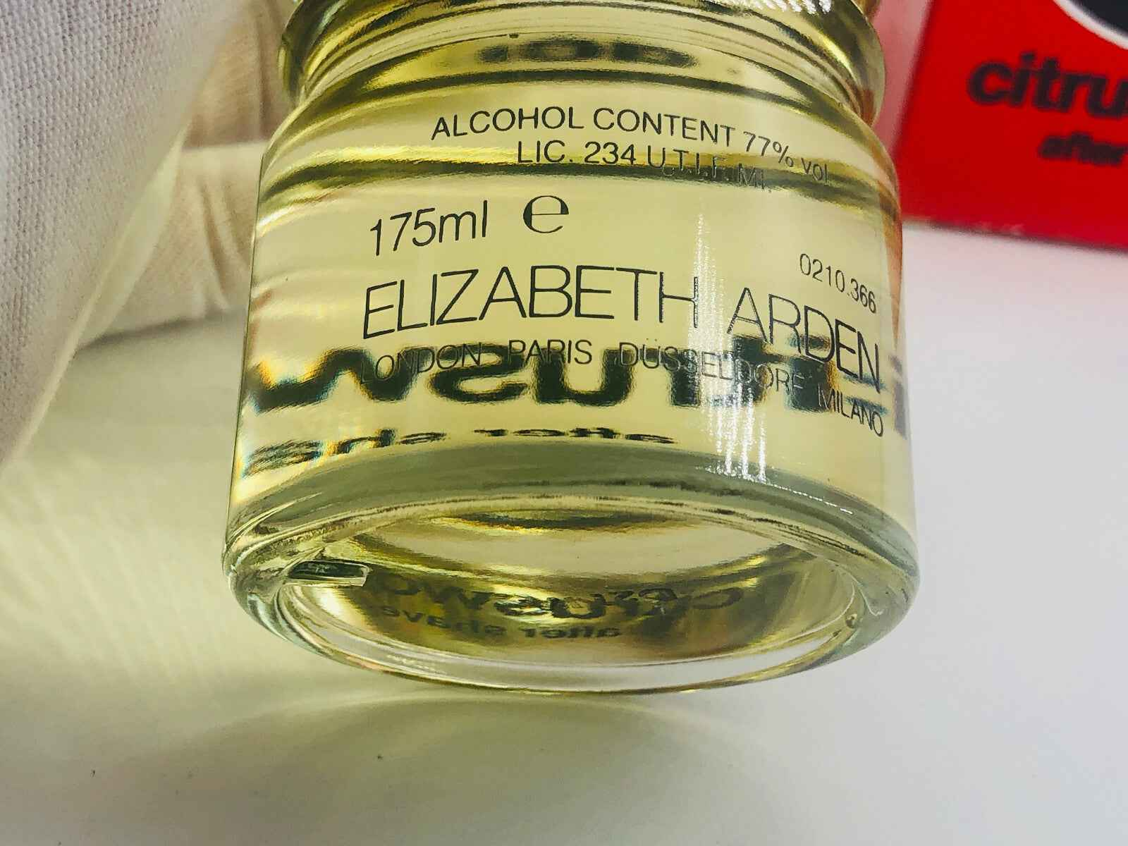 Flacone di profumo Elizabeth Arden Citruswood da 175 ml con contenuto di alcool del 77%