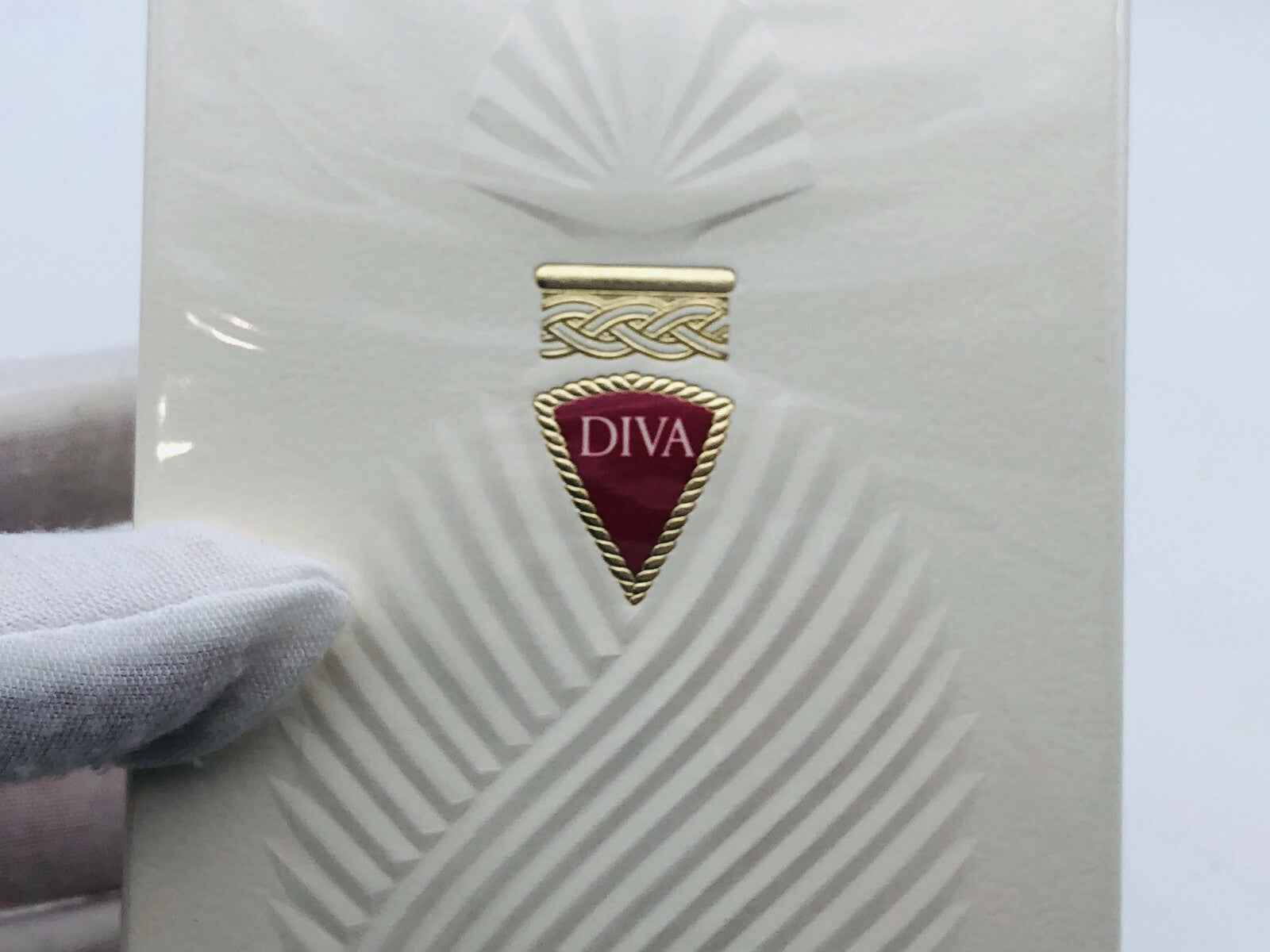 Scatola del profumo Diva Ungaro Vintage con elegantemente inciso il logo DIVA in rilievo