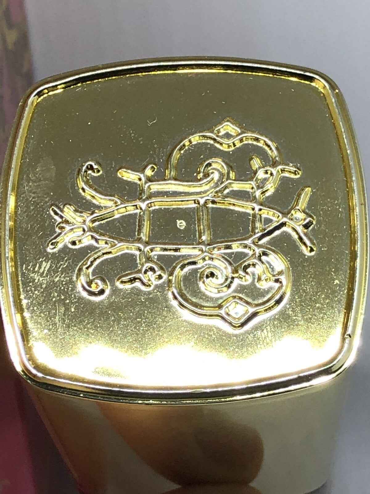 Tappo in oro del profumo Emilio Pucci Vintage con decorazioni eleganti e dettagli raffinati