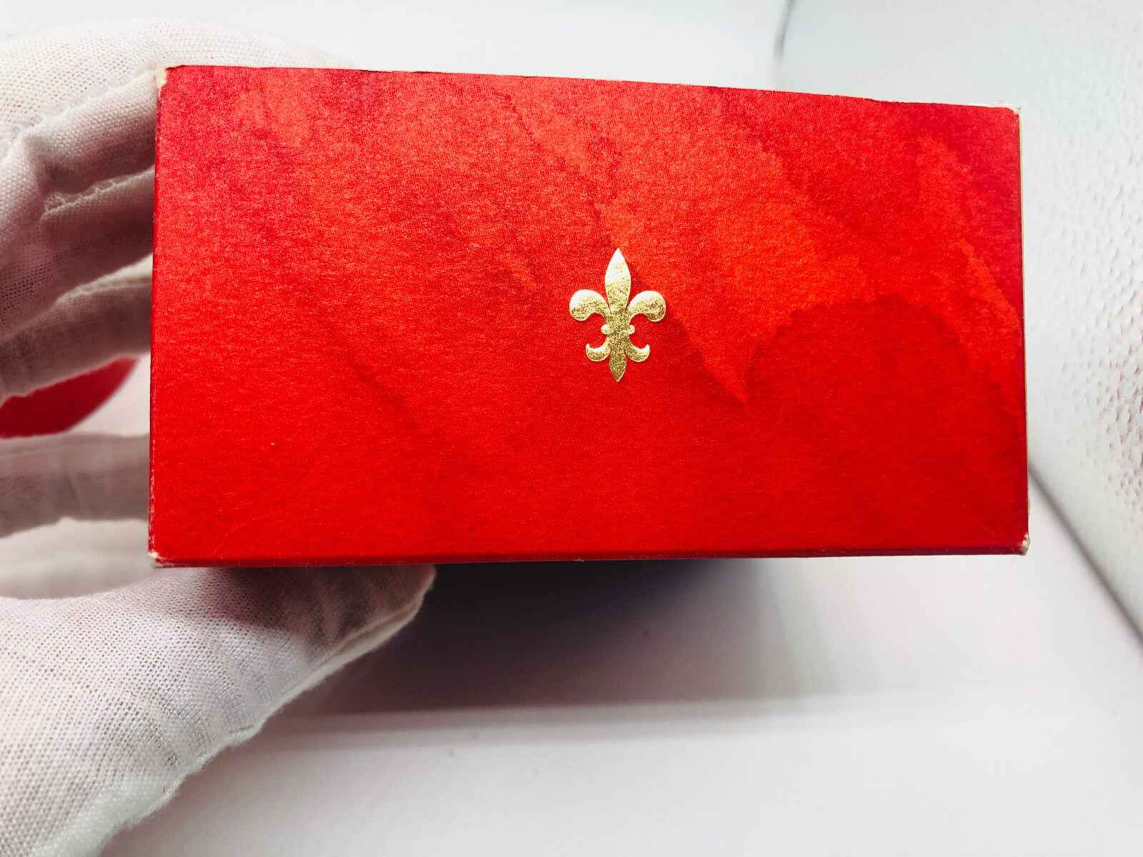 Scatola rossa Enrico Coveri Firenze Vintage con simbolo dorato, elegante e raffinata