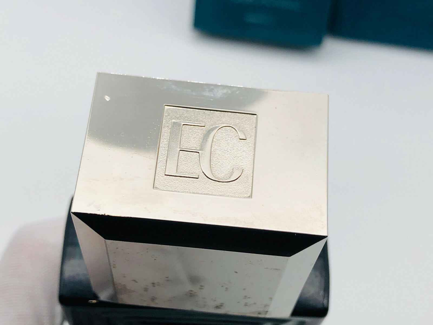 Flacone di profumo Enrico Coveri Pour Homme Vintage con tappo elegante e logo EC inciso