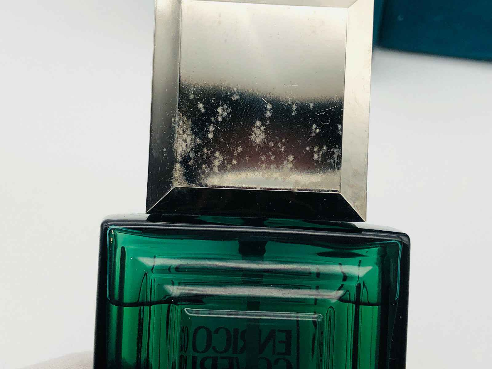 Bottiglia di profumo Enrico Coveri Pour Homme Vintage con tappo quadrato e design elegante