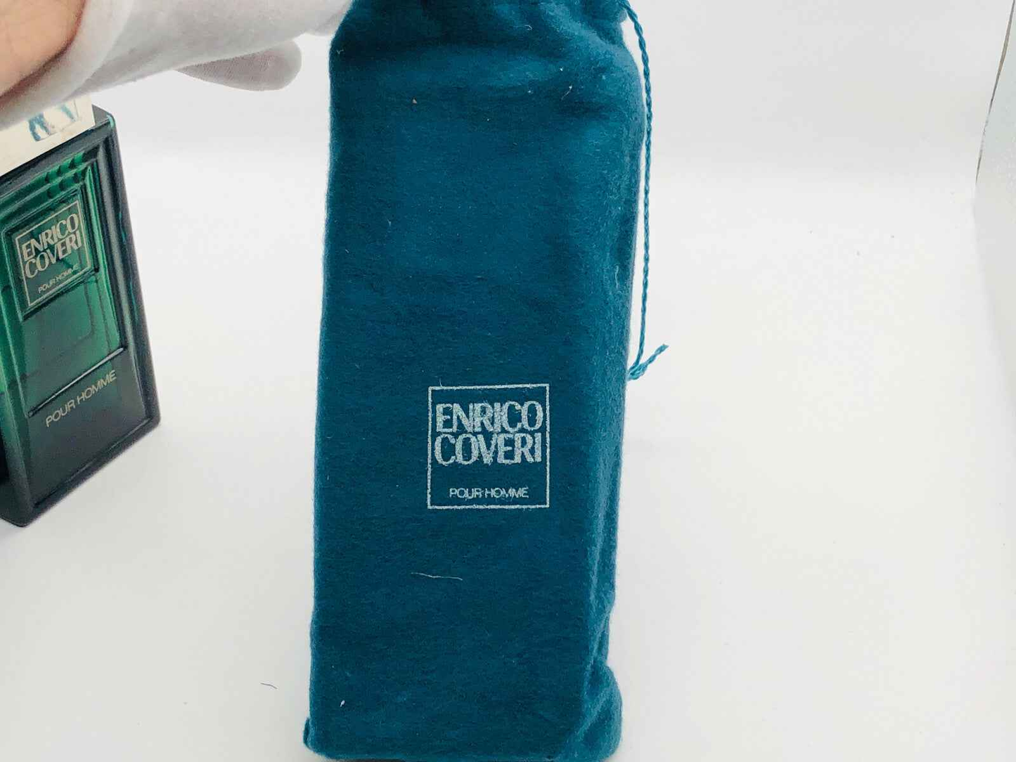 Scatola di profumo Enrico Coveri Pour Homme Vintage con design elegante e tessuto blu