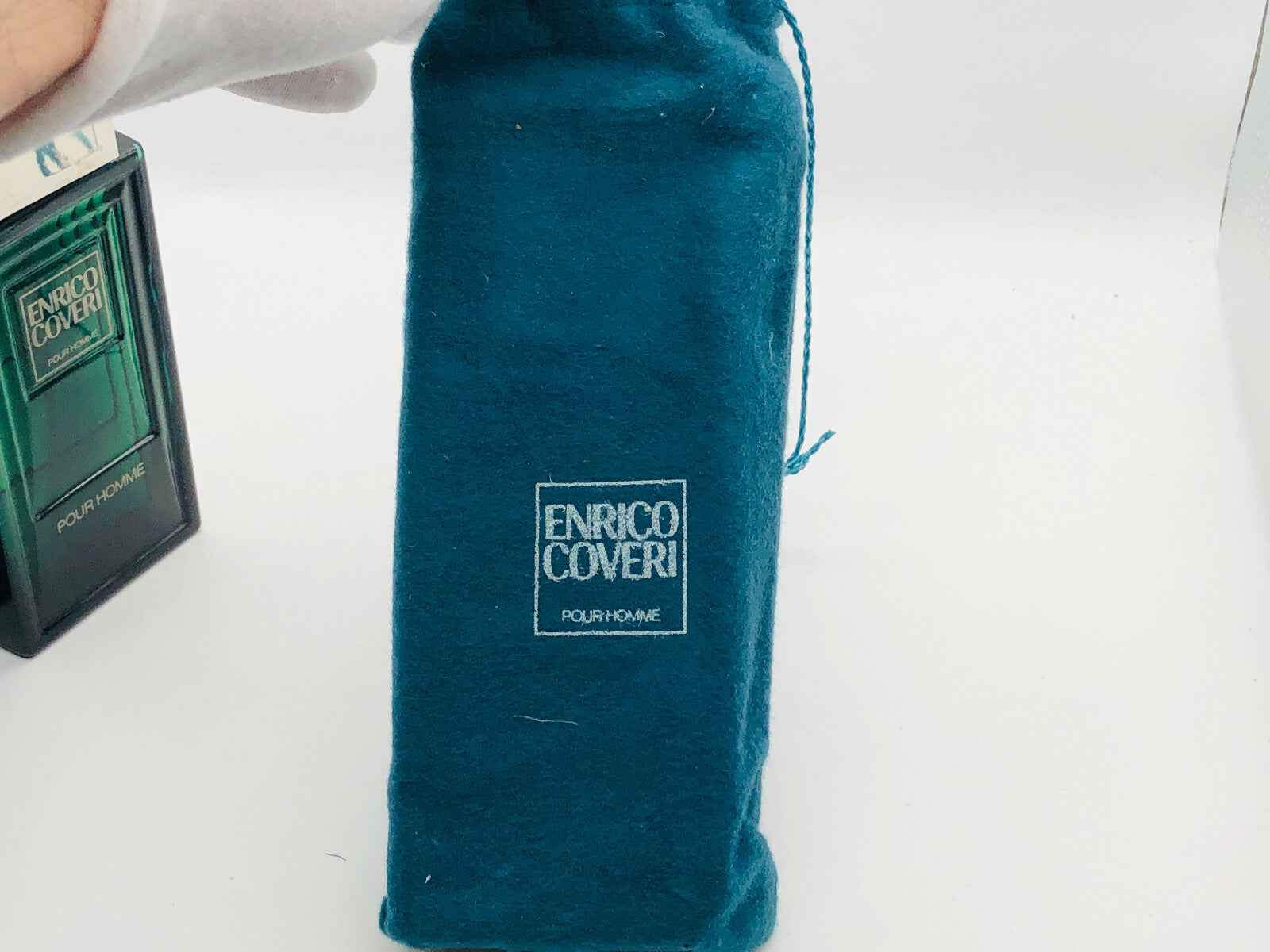 Scatola di profumo Enrico Coveri Pour Homme Vintage con design elegante e tessuto blu