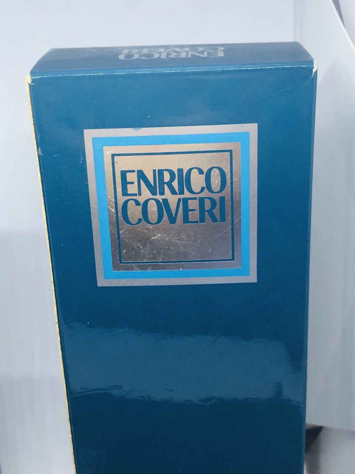Scatola di Profumo Enrico Coveri Pour Homme con design elegante e logo distintivo