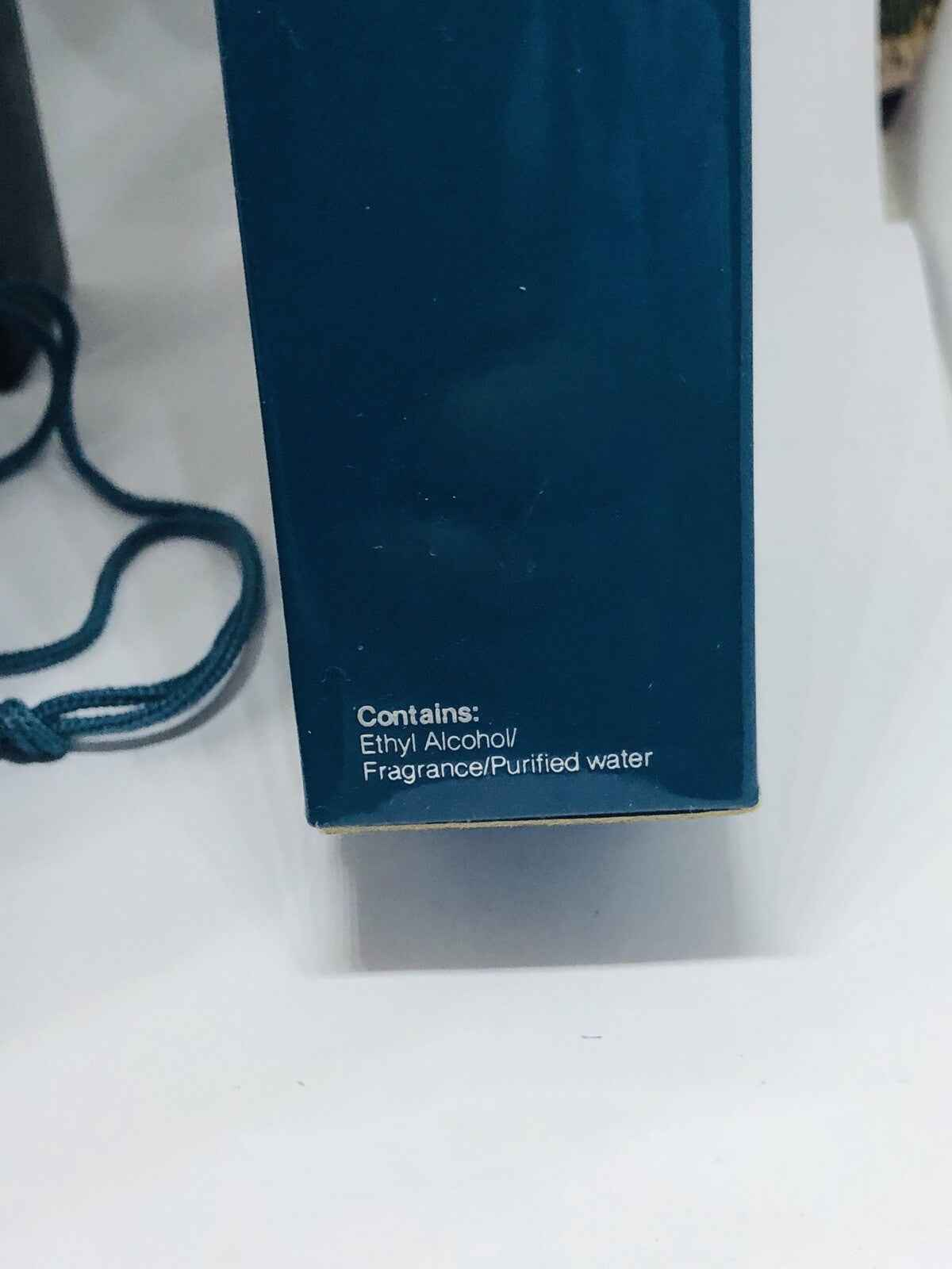 Scatola del profumo Enrico Coveri Pour Homme con ingredienti stampati su un lato