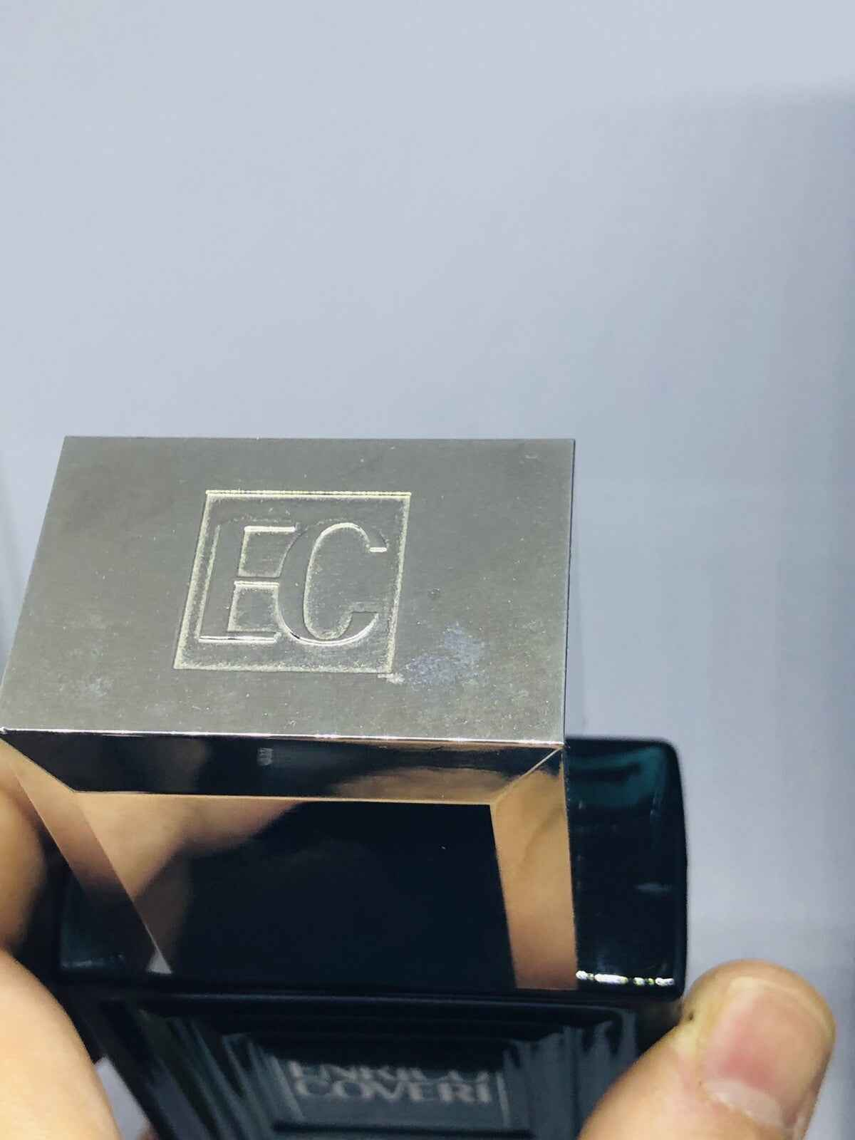 Flacone di profumo Enrico Coveri Pour Homme con tappo metallico elegante e logo inciso