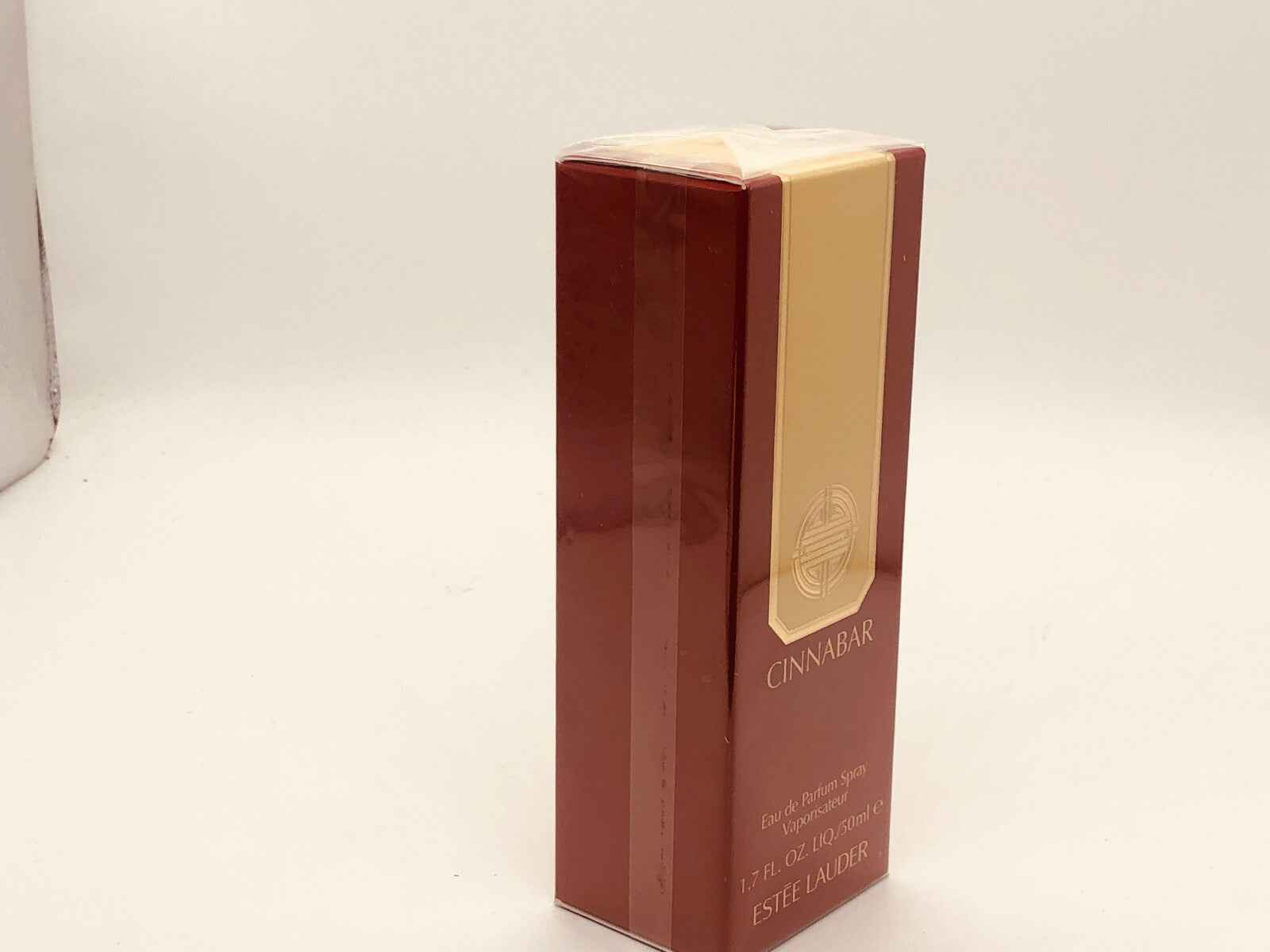Scatola del profumo Estee Lauder Cinnabar Vintage con design elegante
