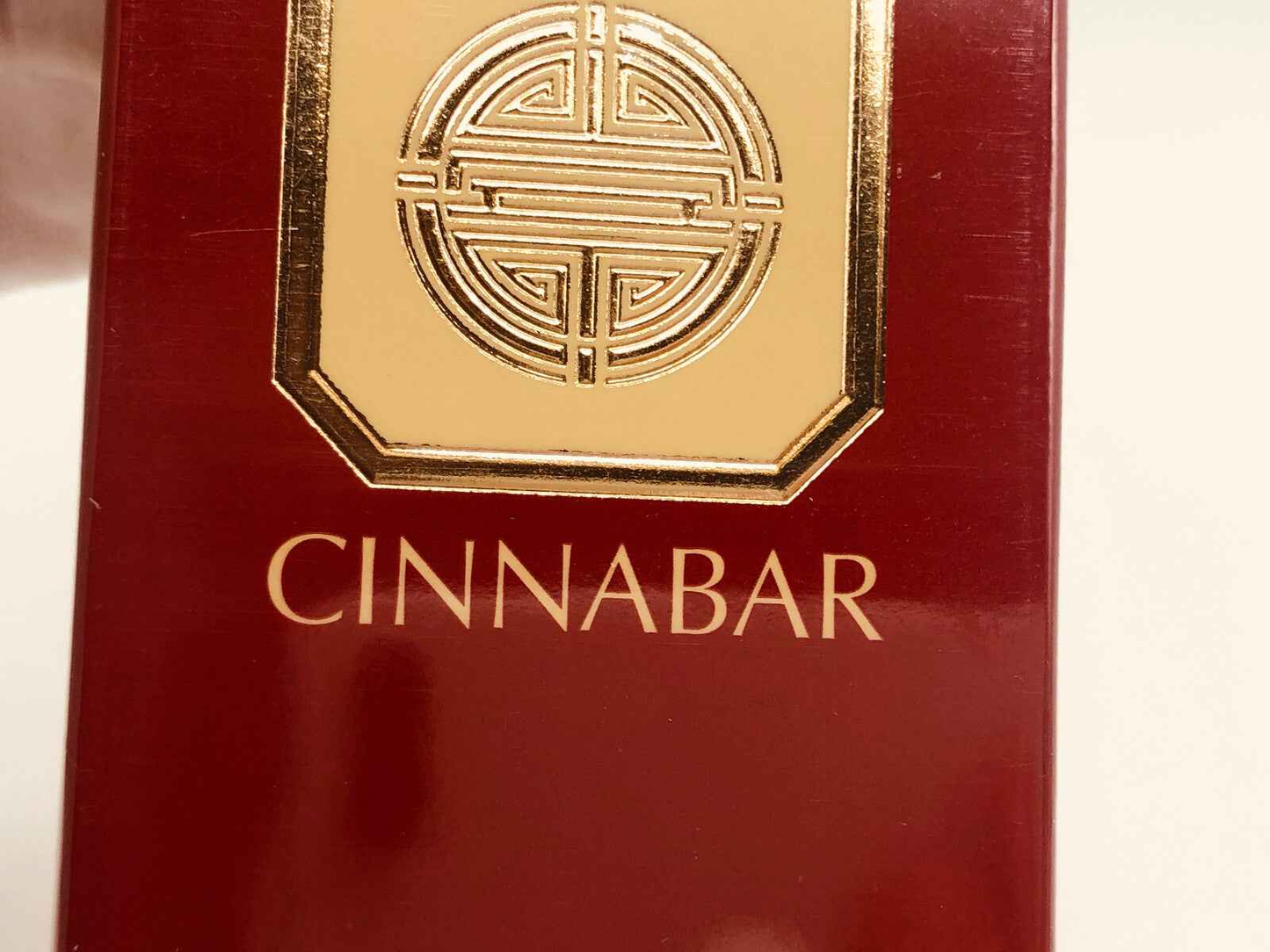 Scatola di profumo Estée Lauder Cinnabar Vintage in rosso con logo dorato elegante