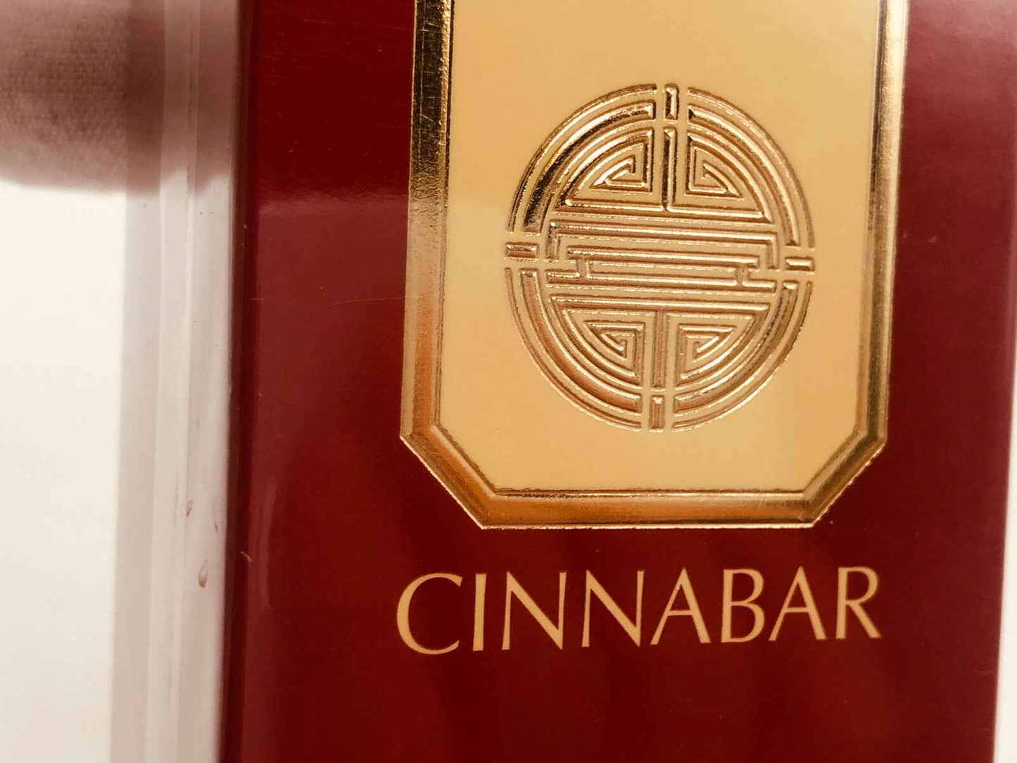 Confezione di profumo Estée Lauder Cinnabar Vintage con design elegante e colori caldi