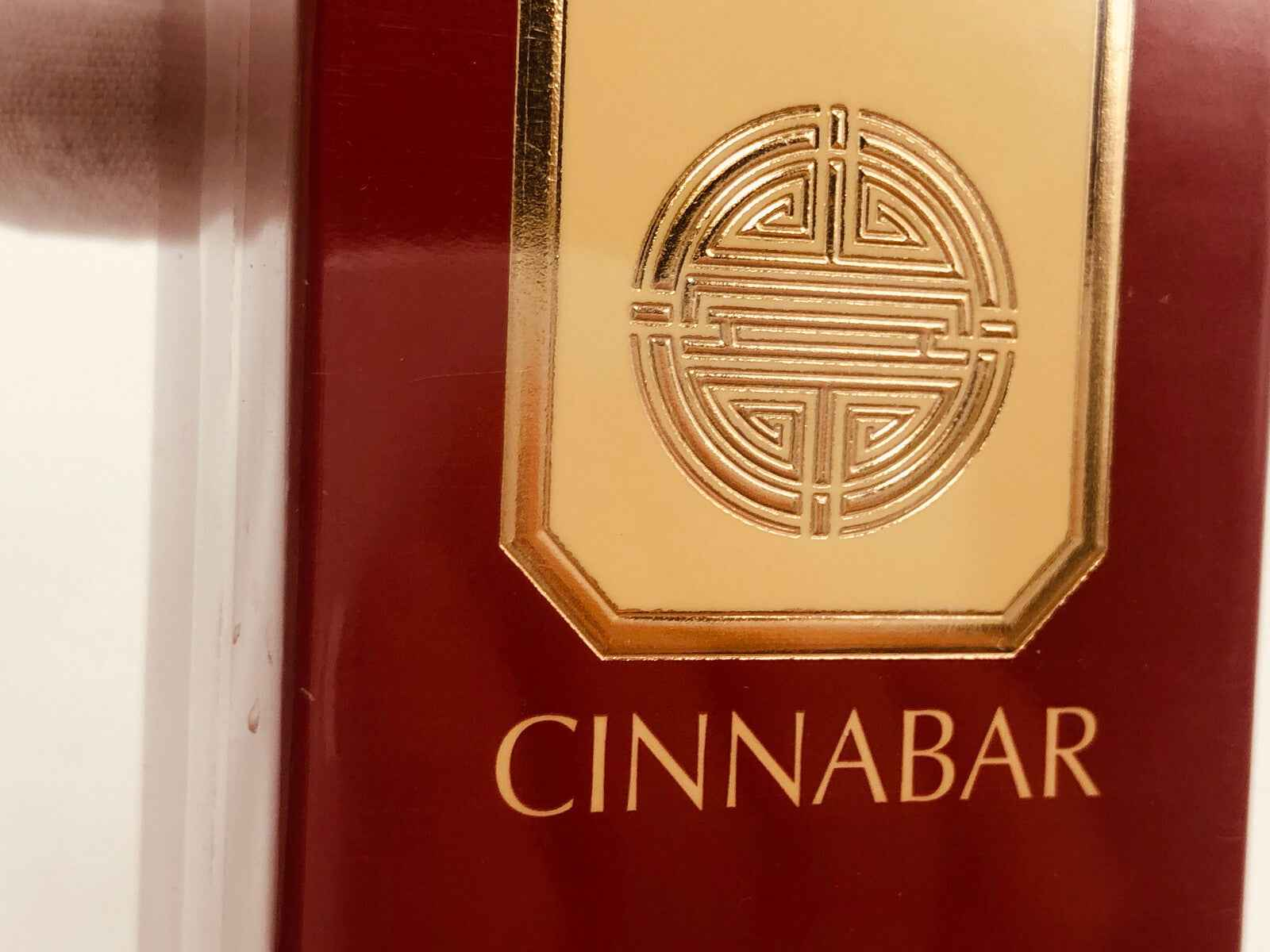 Confezione di profumo Estée Lauder Cinnabar Vintage con design elegante e colori caldi