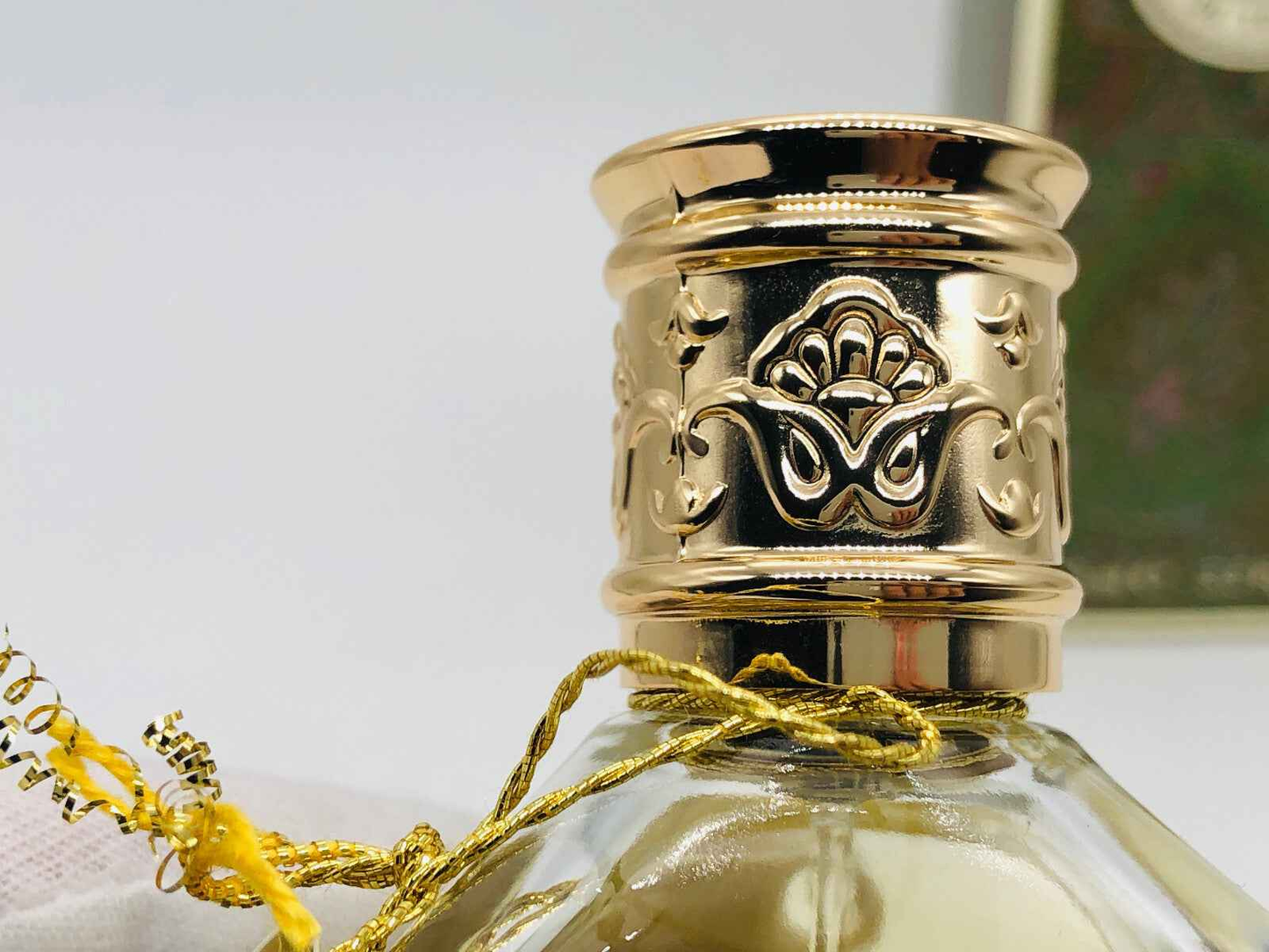 Dettaglio della bottiglia di profumo ETRO MAGOT VINTAGE con tappo decorativo dorato e cordoncino giallo