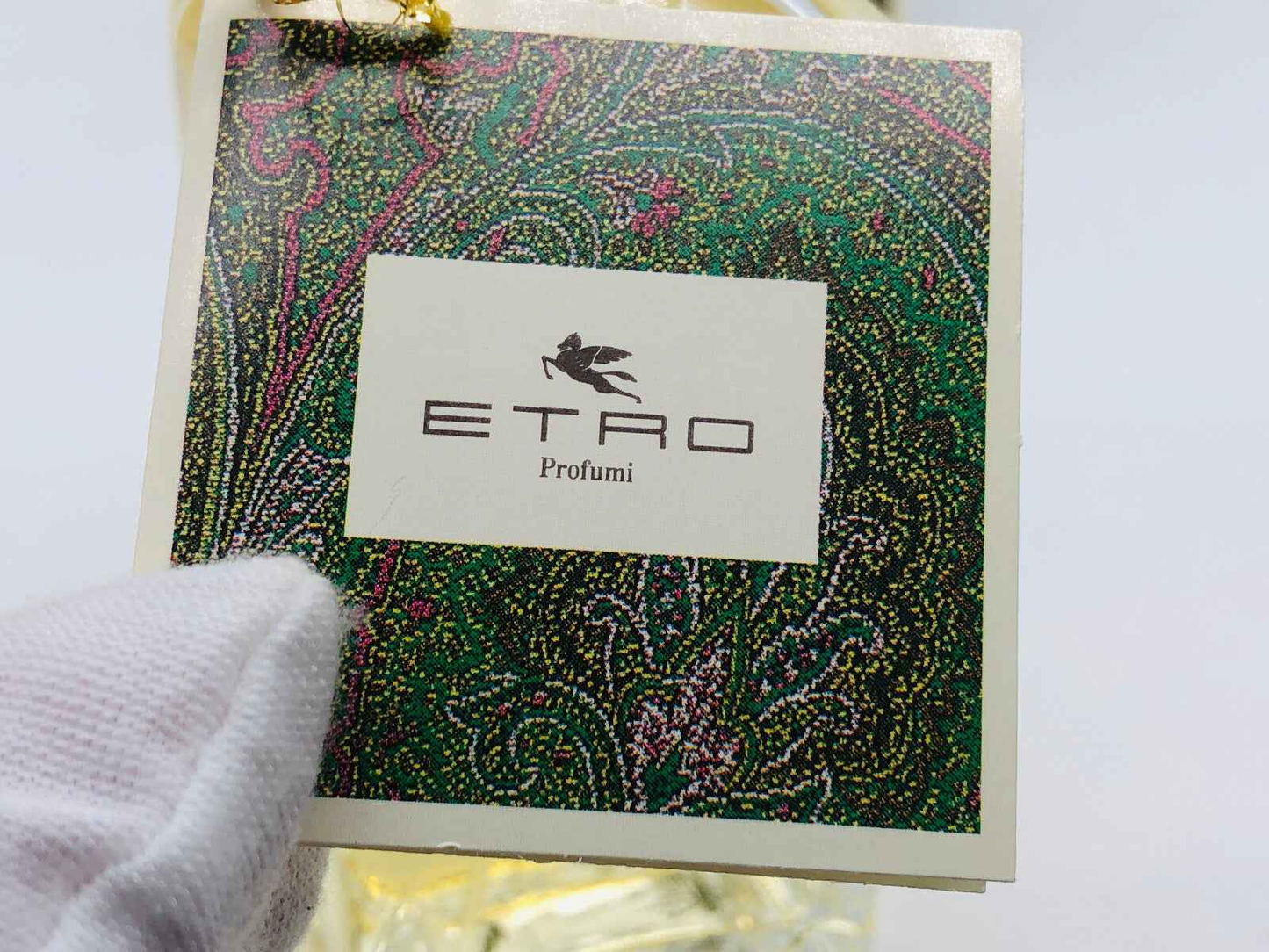 Etichetta del profumo ETRO MAGOT VINTAGE con design colorato e logo ETRO in primo piano