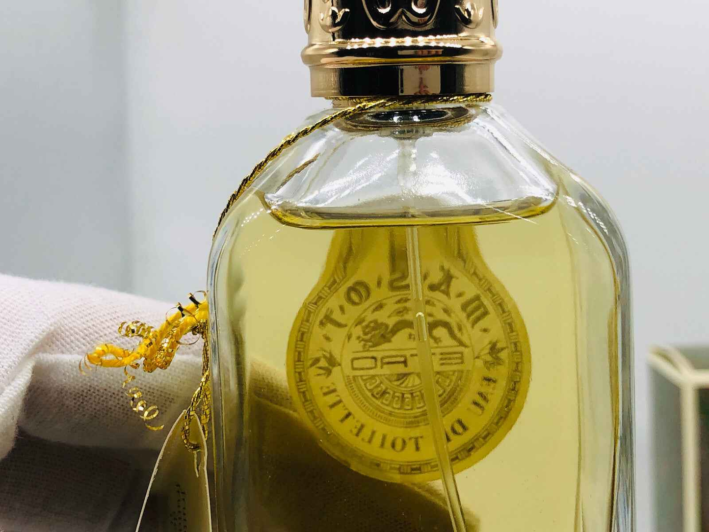 Flacone di profumo ETRO MAGOT VINTAGE con dettagli eleganti e tonalità dorate