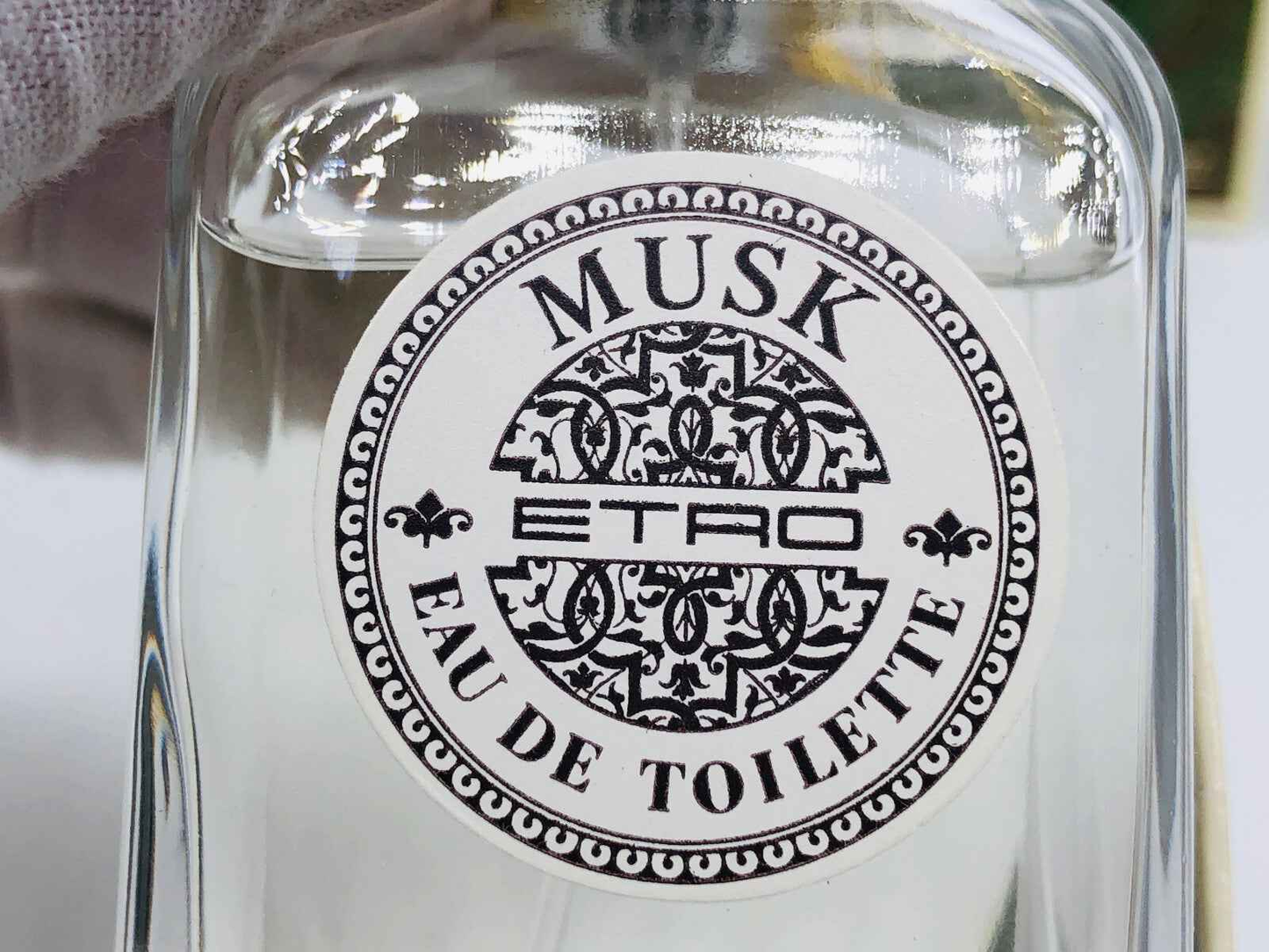 Flacone di profumo Etro Musk Vintage con etichetta elegante e design classico