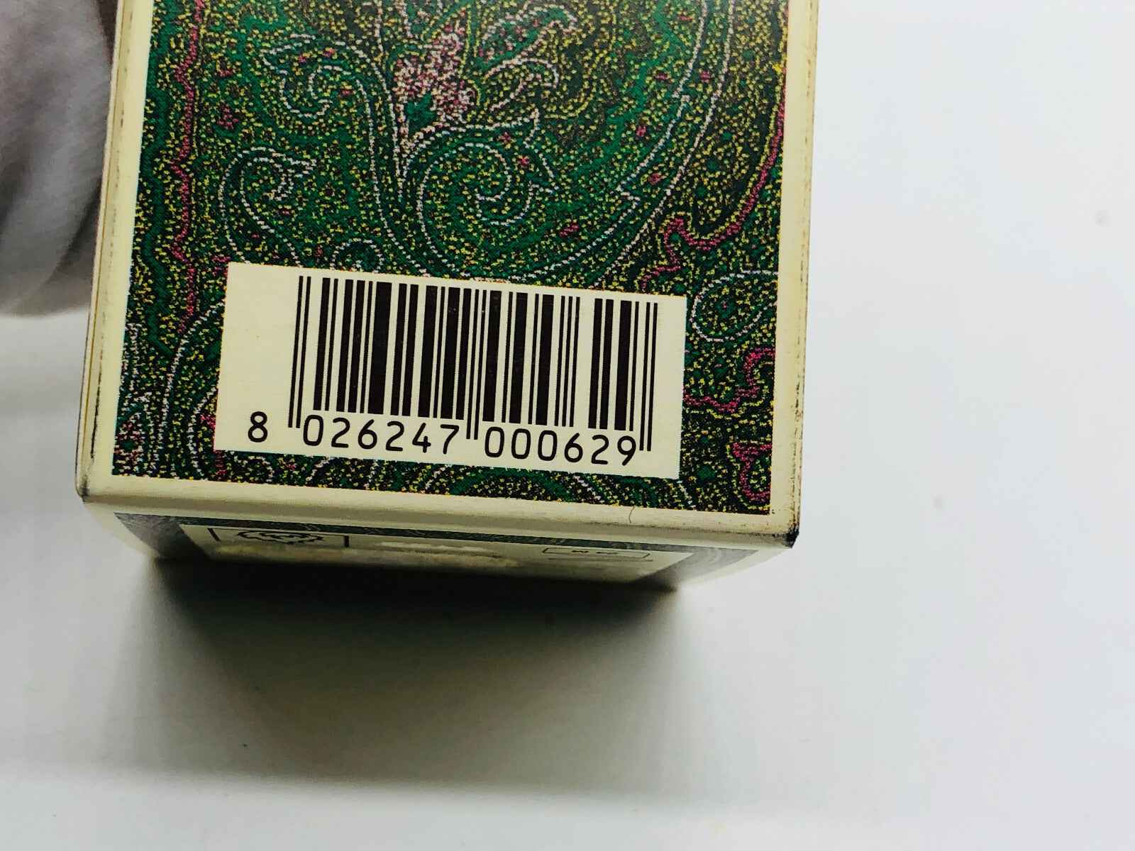 Confezione del profumo Etro Musk Vintage con dettagli colorati e codice a barre