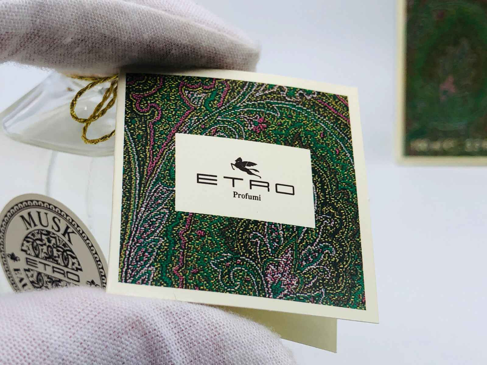 Scatola del profumo Etro Musk Vintage con design distintivo e dettagli eleganti