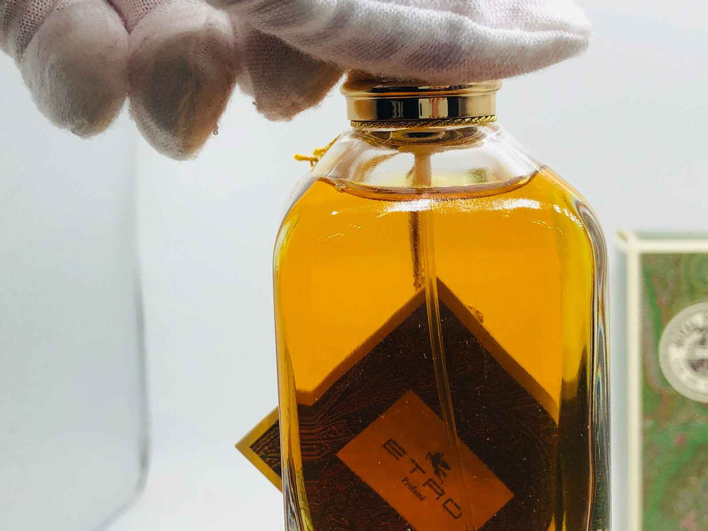 Bottiglia di profumo Etro Royal Pavillon Vintage con etichetta elegante e tappo dorato