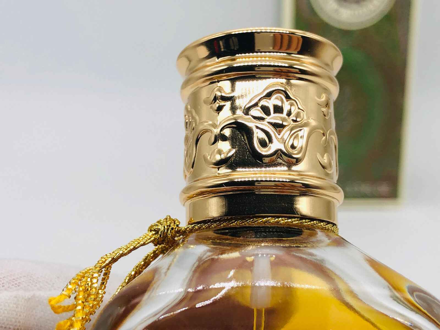 Dettaglio della bottiglia di profumo Etro Royal Pavillon Vintage con tappo dorato e decorazioni intricate