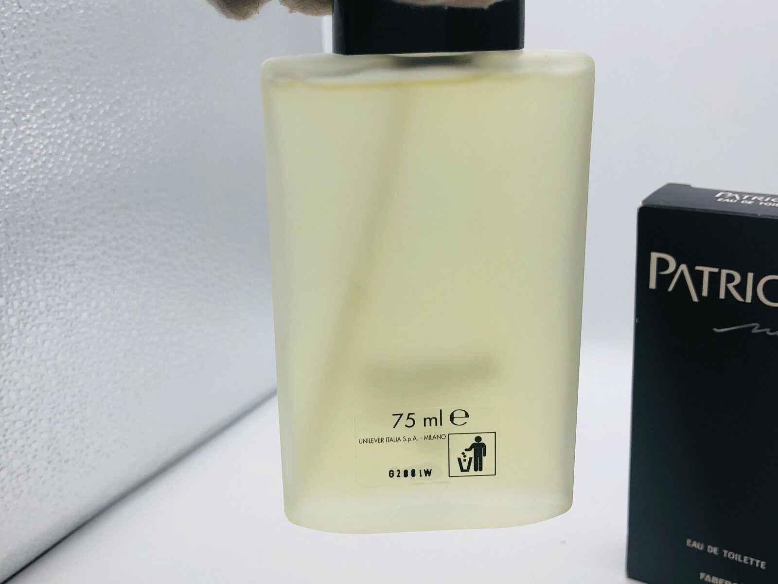 Flacone di profumo Fabergé Patrchs Noir Vintage da 75 ml in un elegante design trasparente