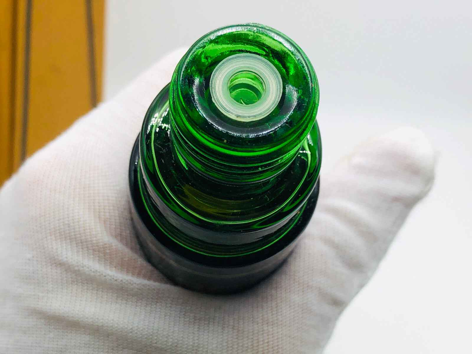 Dettaglio del tappo del flacone di profumo Brut Faberge Vintage con design verde elegante