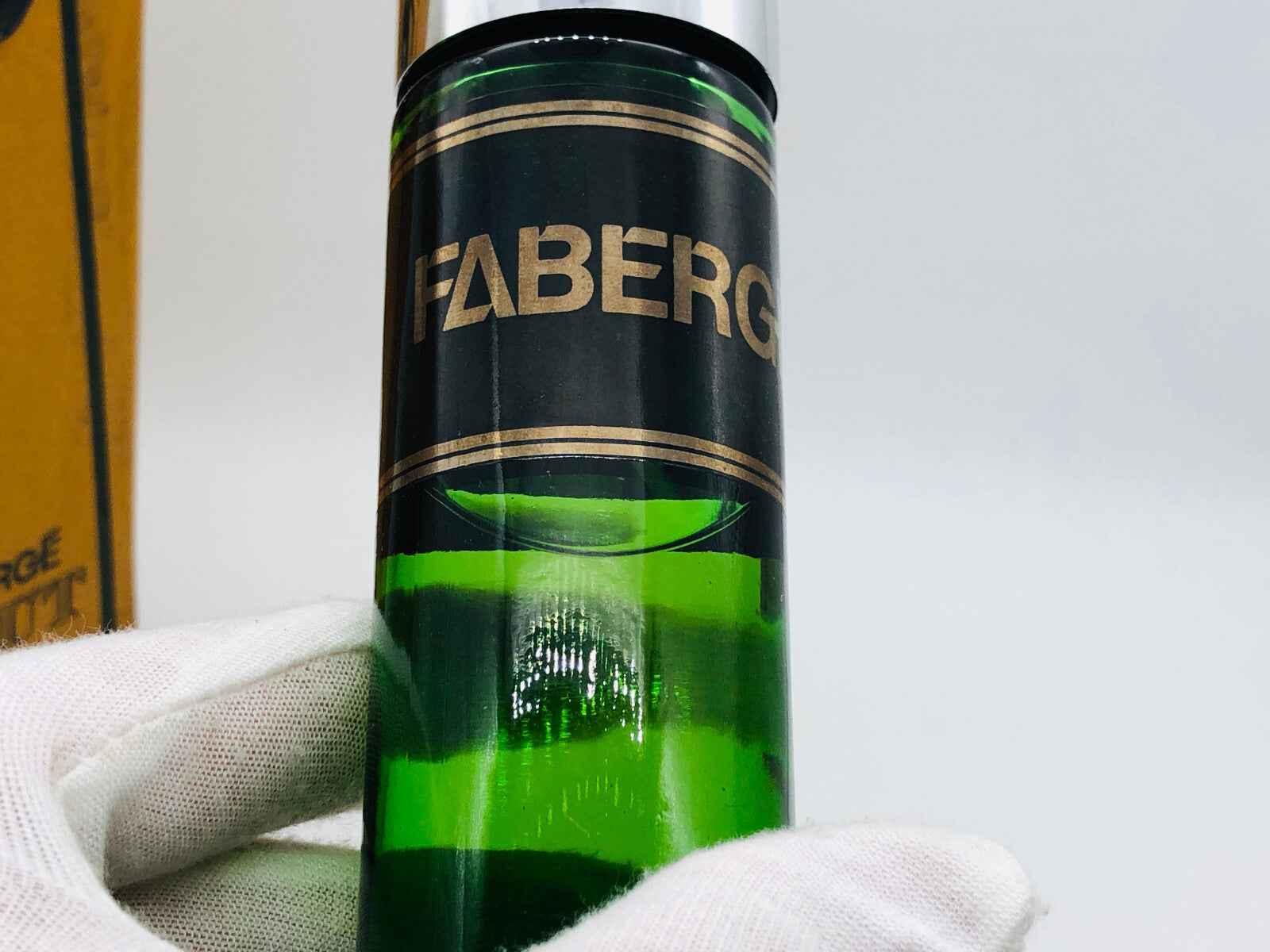 Flacone di profumo Brut Fabergé Vintage con etichetta nera e verde, elegante e raffinato