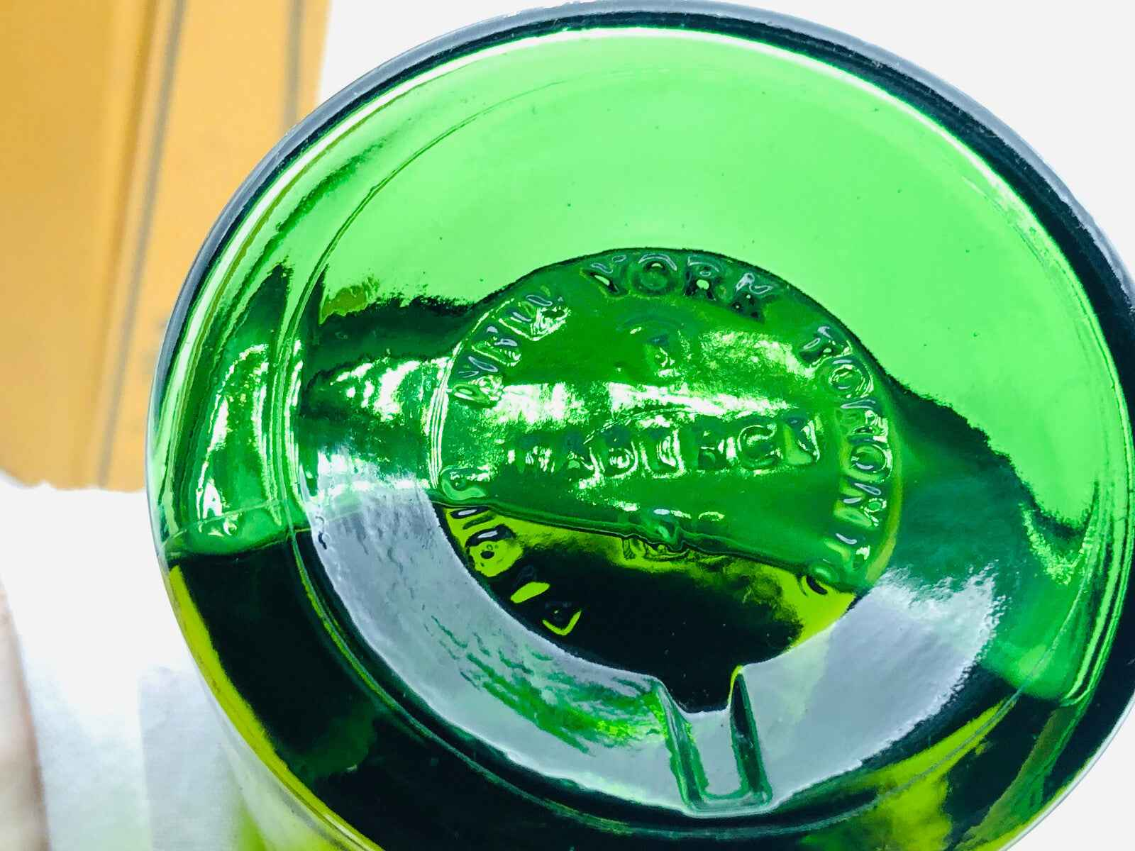 Base di bottiglia del profumo Brut Faberge Vintage con dettagli in vetro verde lucido