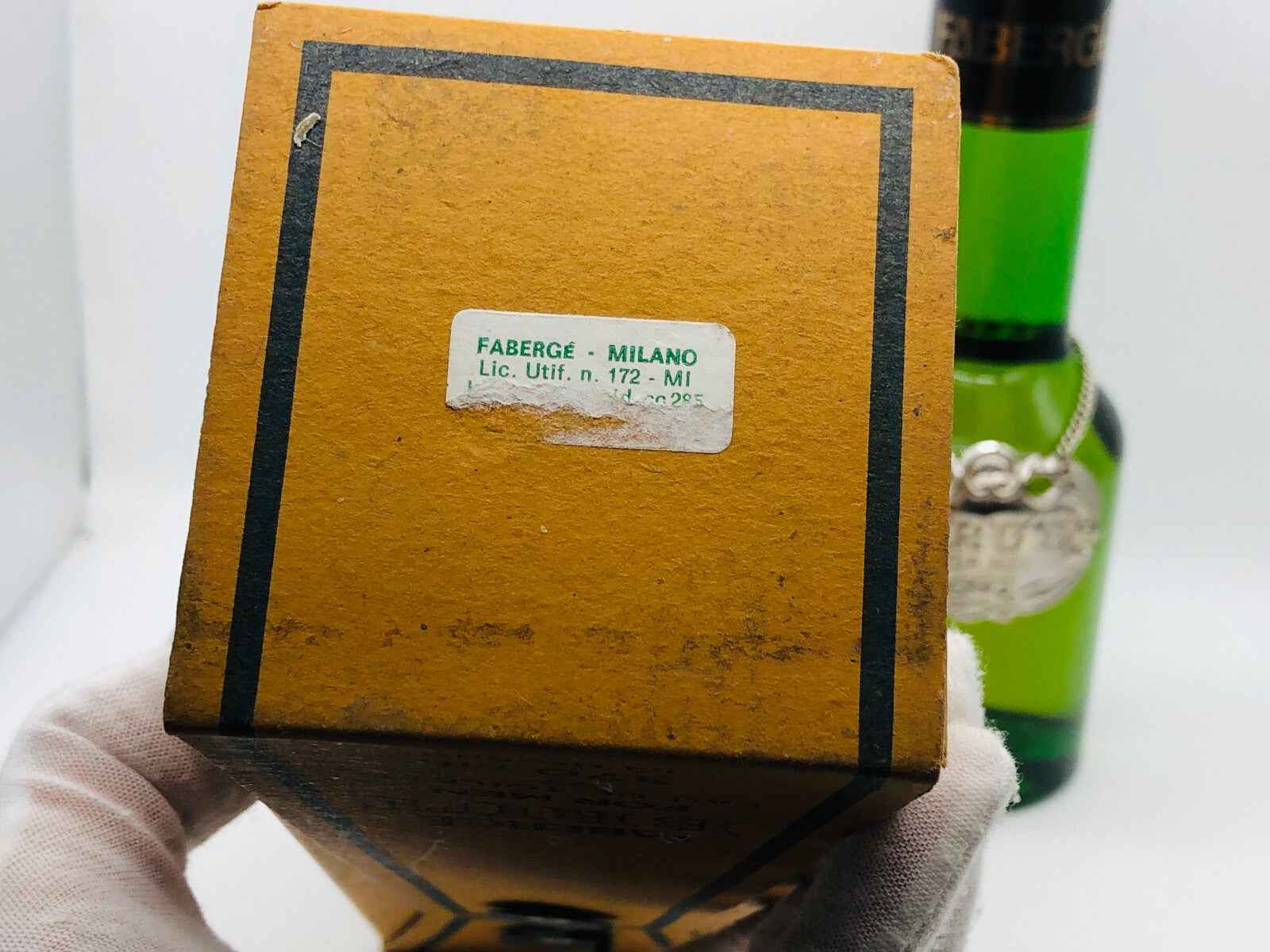 Scatola vintage del profumo Brut Fabergé con etichetta originale, retro di un flacone elegante