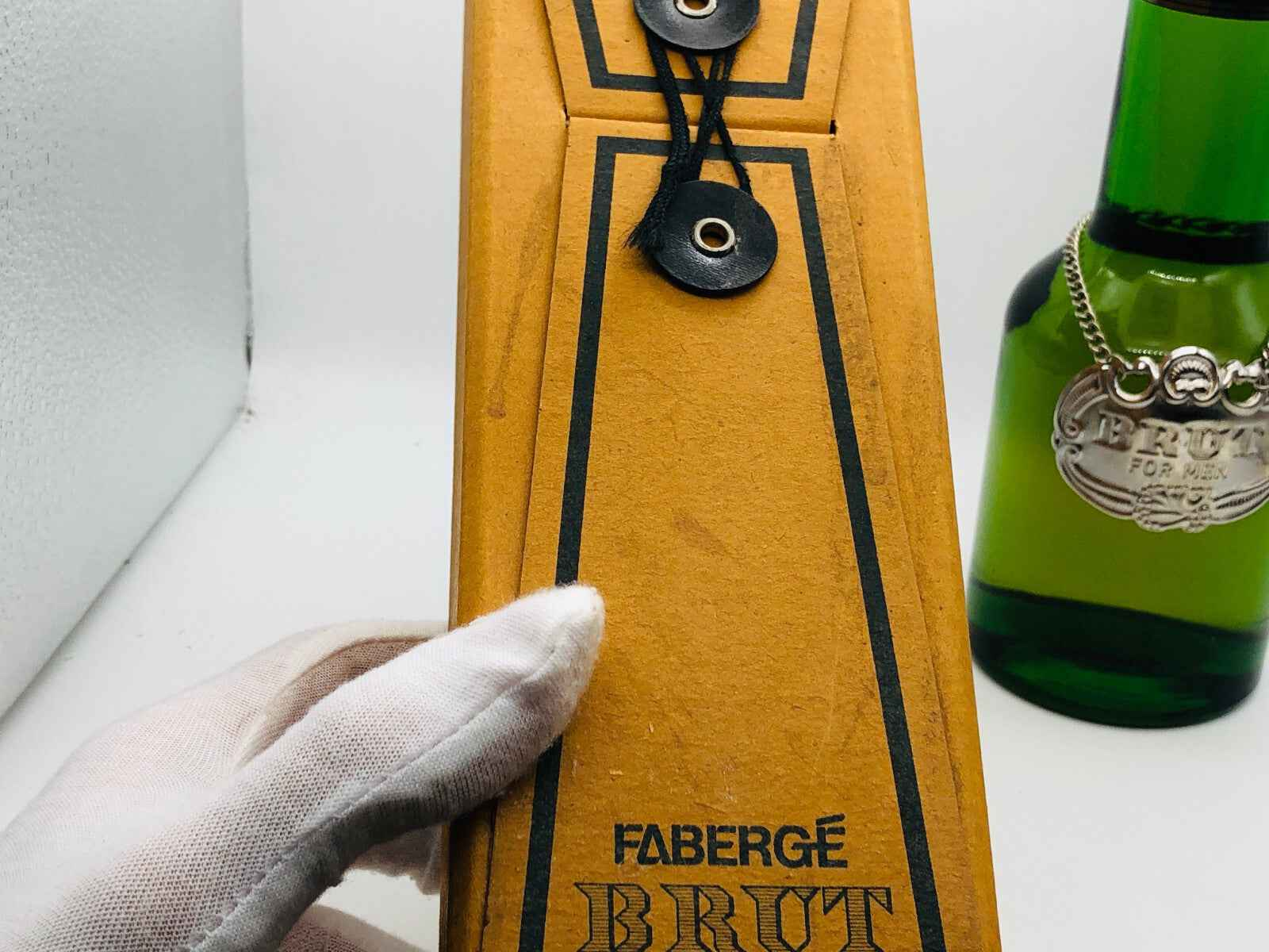 Scatola vintage del profumo Brut Fabergé con etichetta elegante in oro e nero