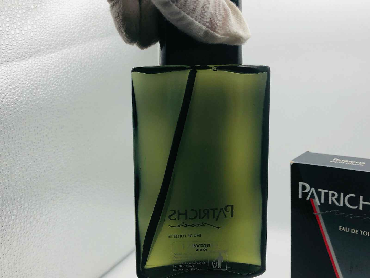 Flacone di profumo Patrichs Noir di Fabergé con design elegante e finitura verde
