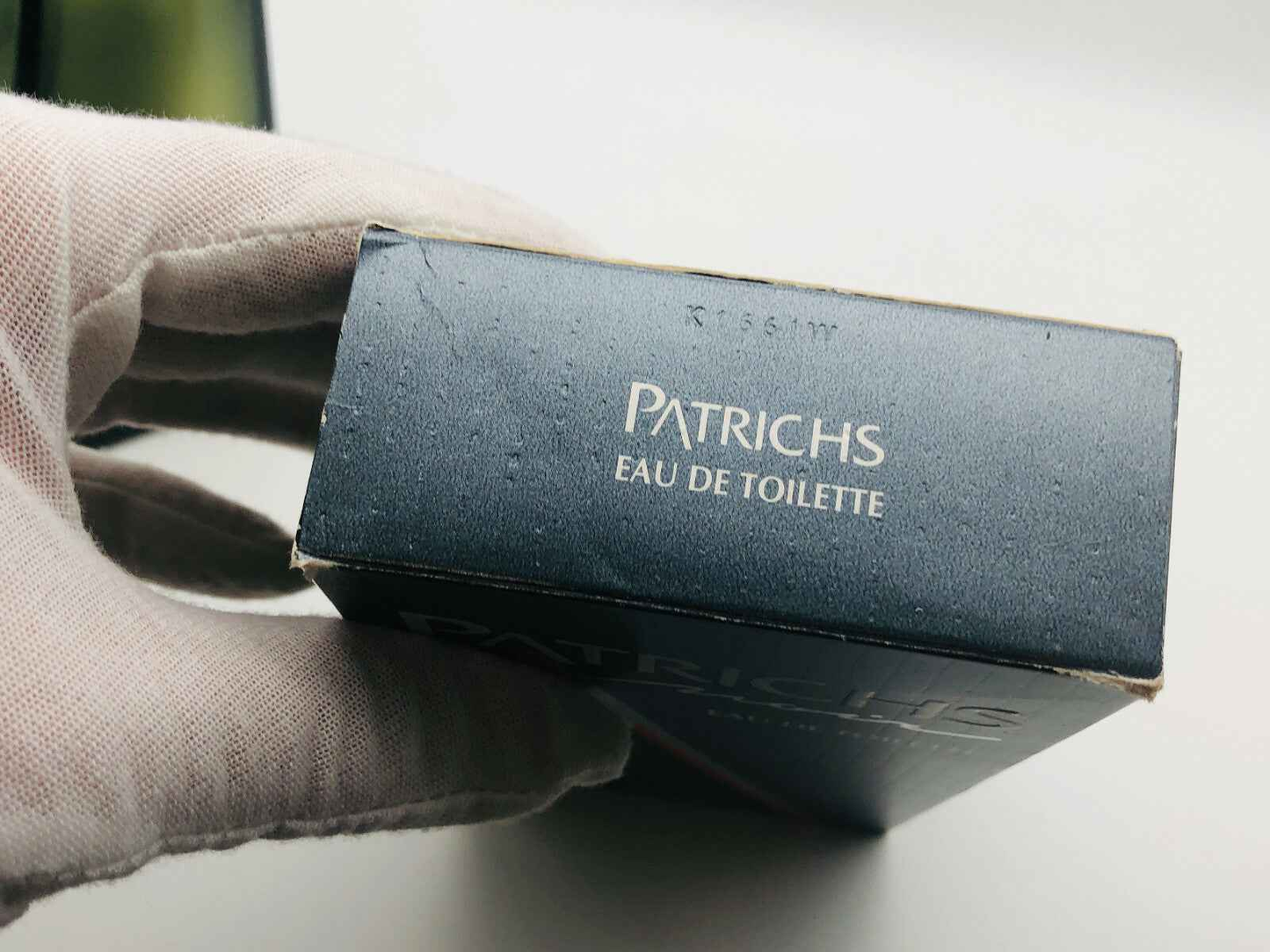 Scatola del profumo Patrichs Noir Eau de Toilette firmata Fabergé in elegante design blu