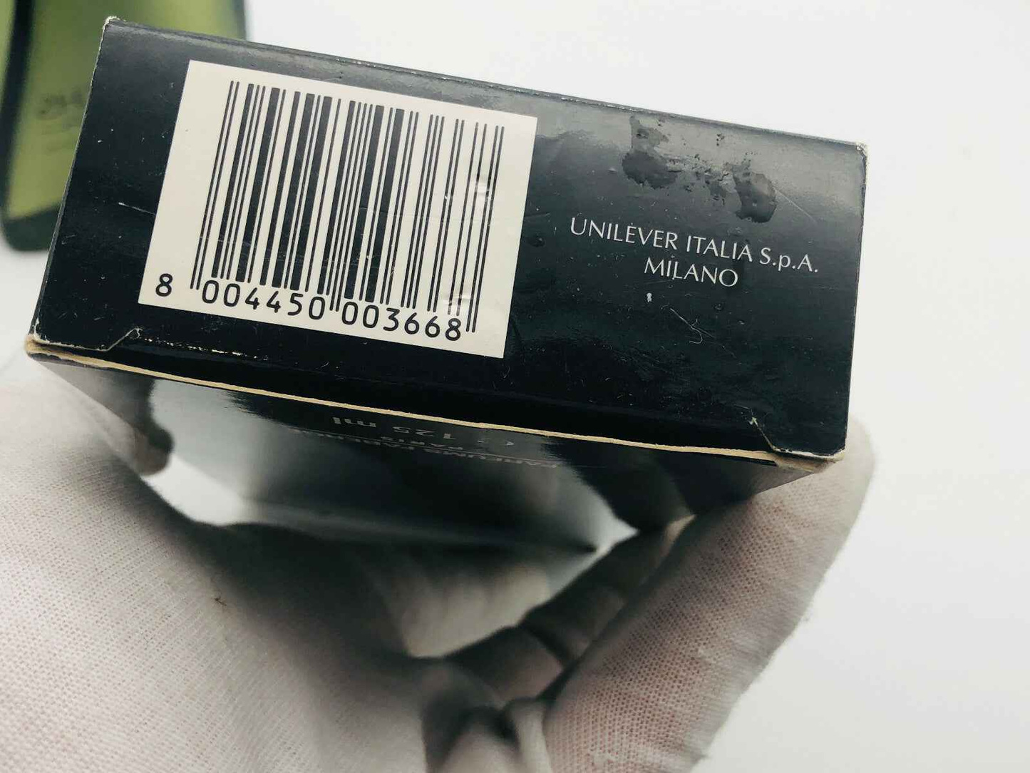 Scatola del profumo Patrichs Noir di Fabergé, elegante design con dettagli informazioni sul retro